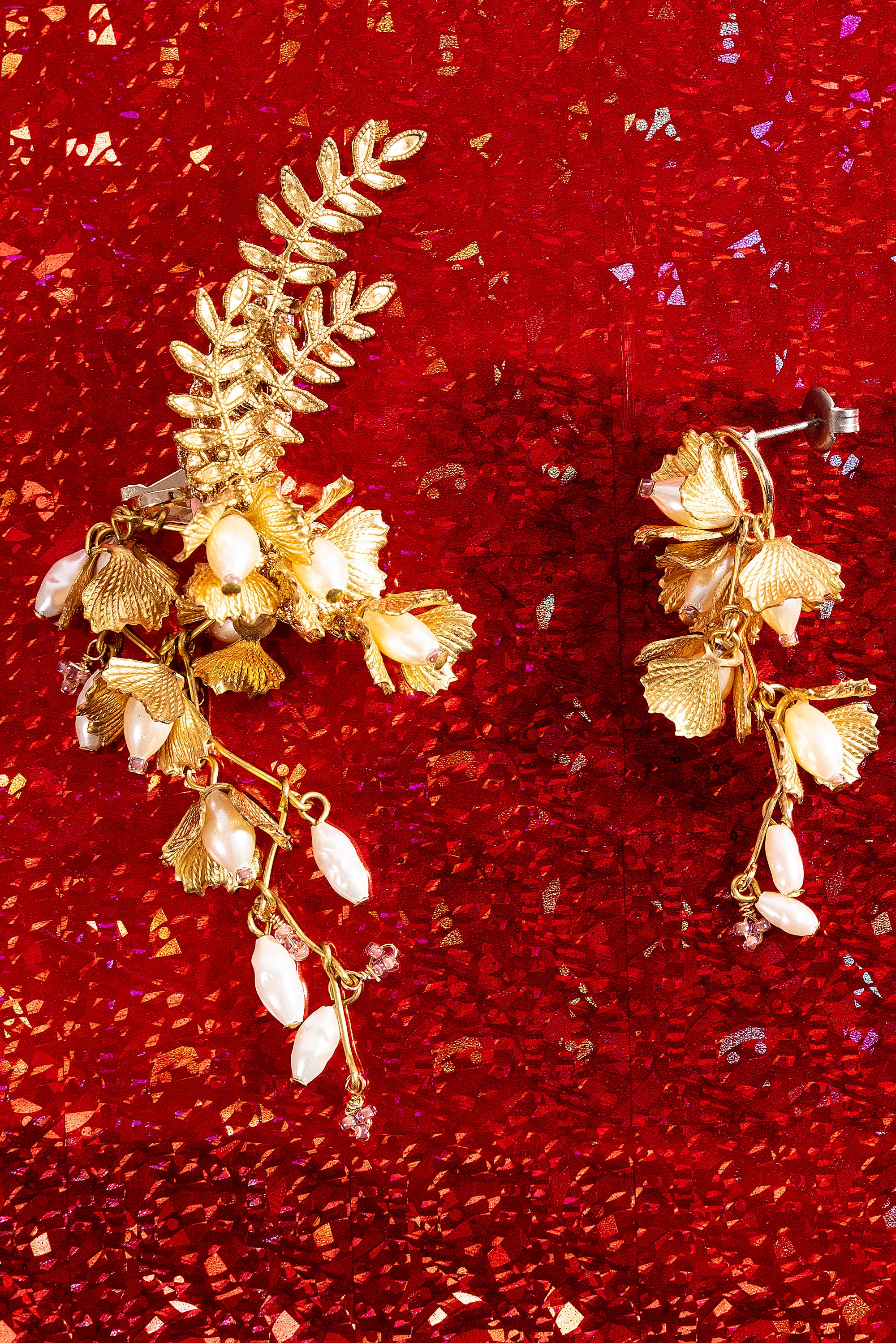 boucles d'oreilles en laiton créatrice japonaise monshiro bijoux doré sur fond rouge clip d'oreille fleural misericordia