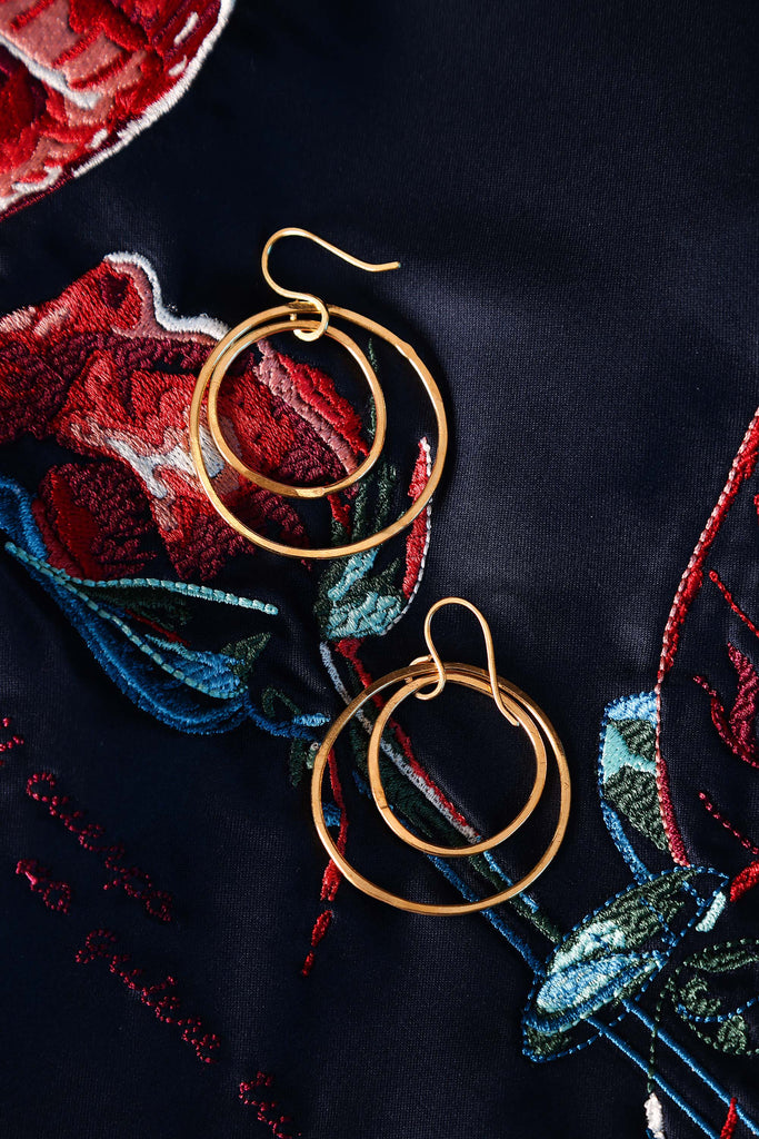 Encounter between the coldness of metal and the softness of satin embroidered earring
