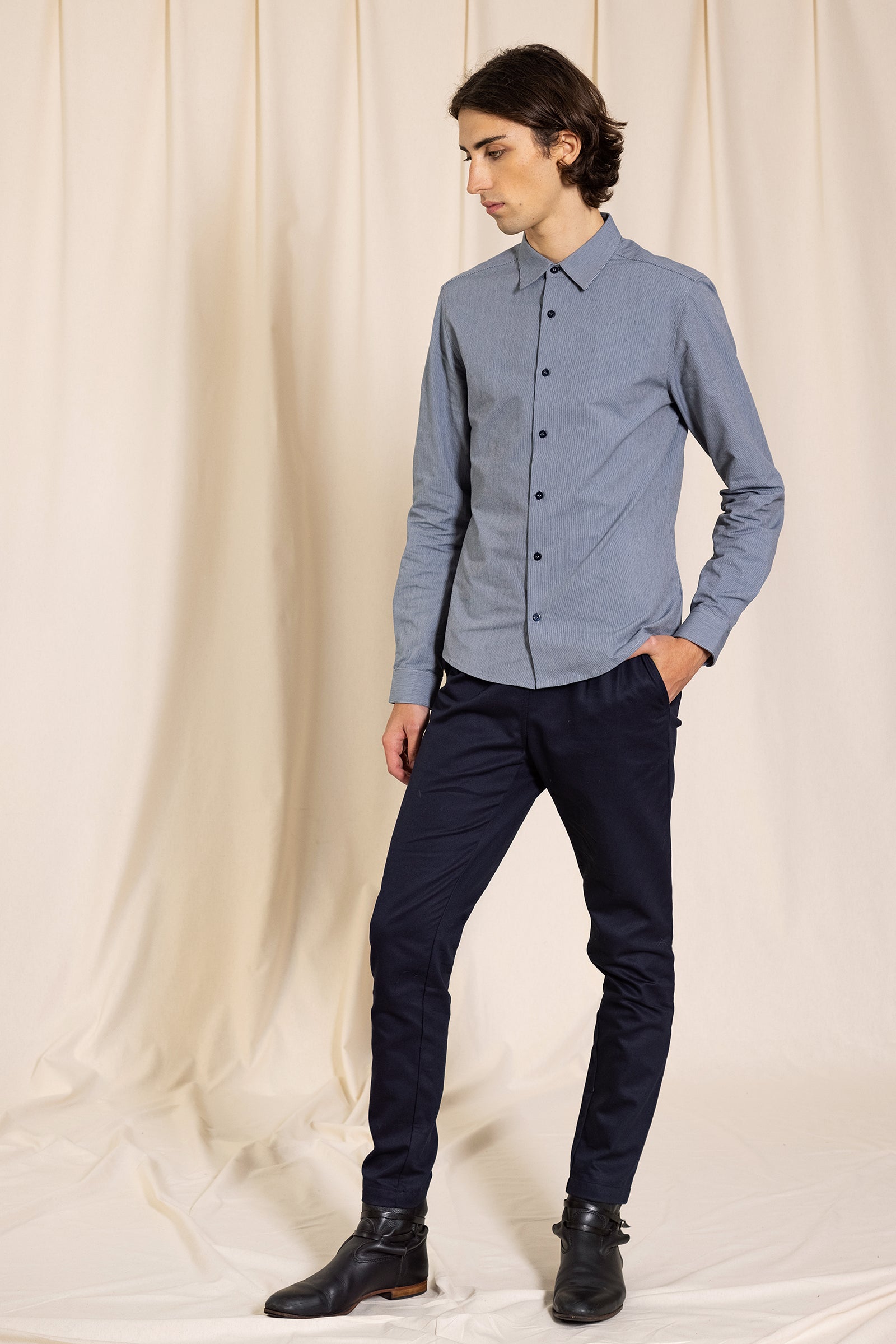 Chemise grise bleu boutonnée rayures fines cintrée homme intemporel élégante masculine 