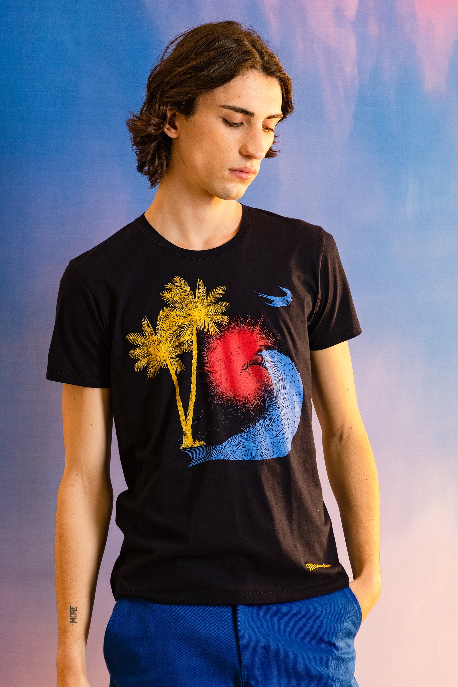 navy blue t-shirt cotton print colorful palm print summer lightness freshness style design fashion allure elegance misericordia round neck man