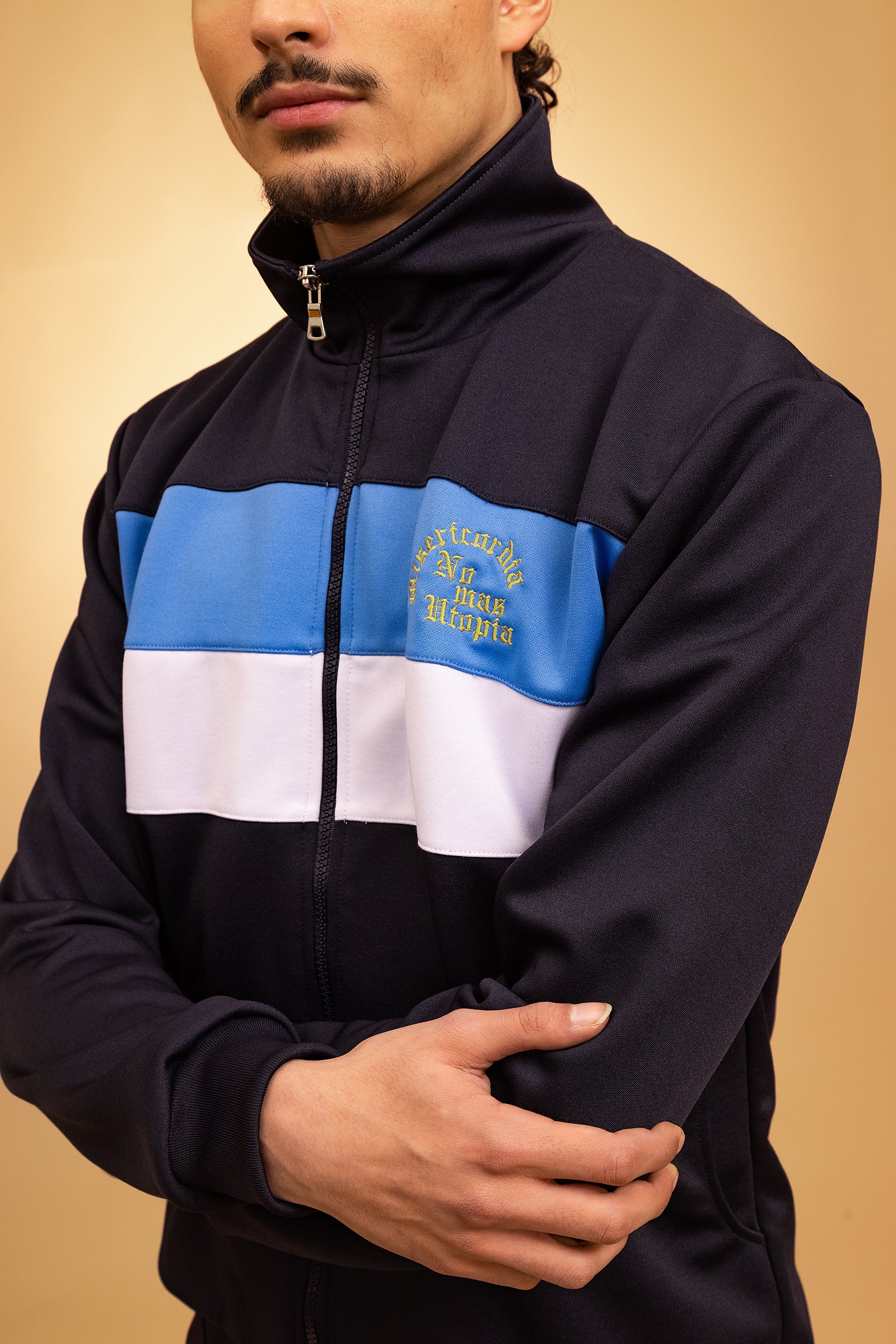 veste de sport bleue en coton et polyester look urbain col cheminé manches longues sérigraphie design mode allure style misericordia