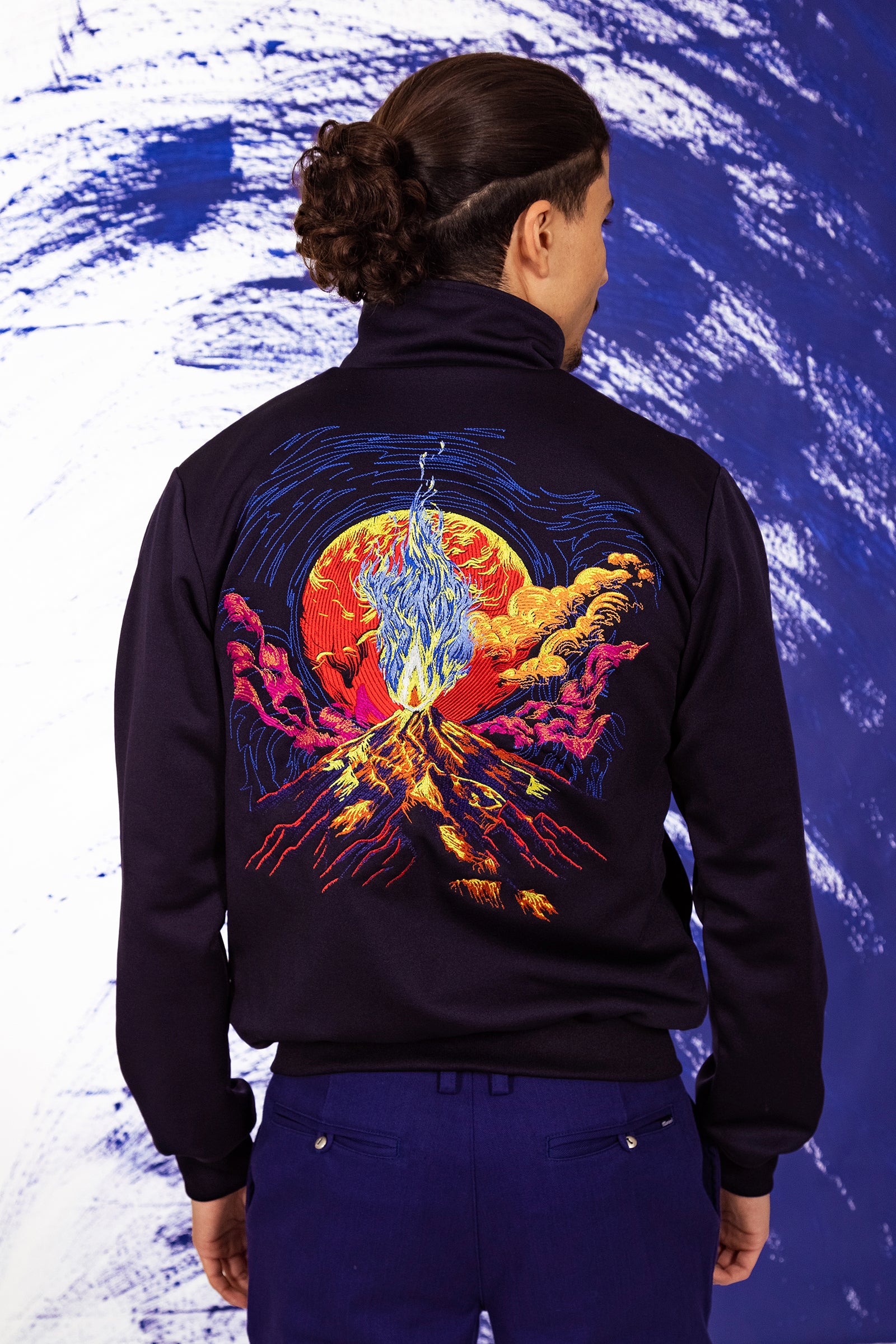 homme portant veste de sport clasica volcano bleu marine misericordia lima perou coupe classique broderie sur le dos volcan flammes coloré élégant chaud confortable