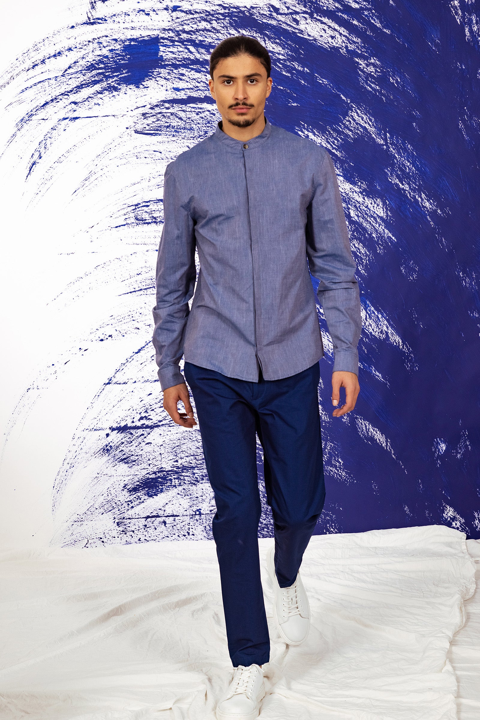 chemise homme academia bleu acier col mao coupe droite été légèreté design style élégance fond bleu misericordia lima pérou