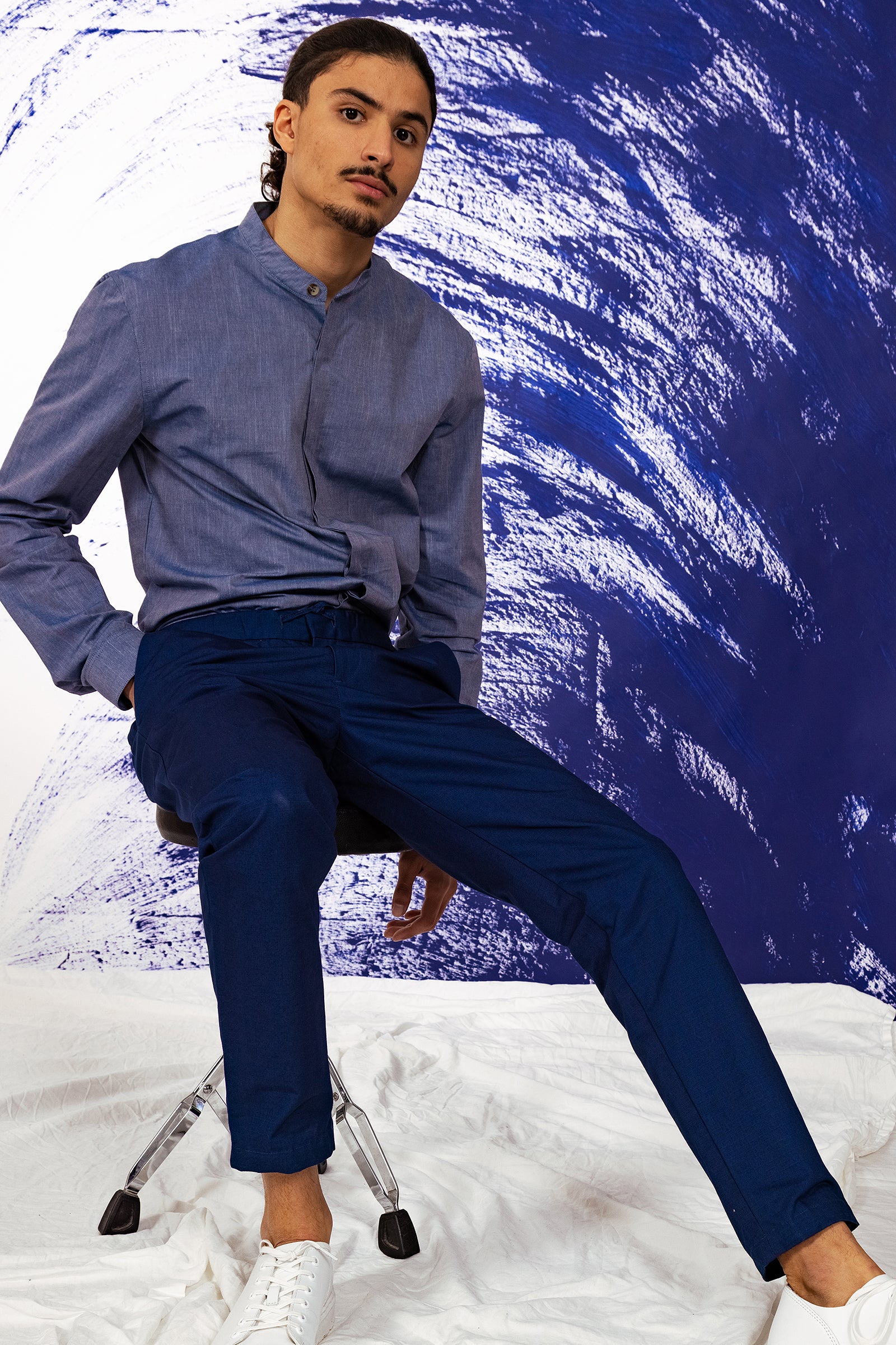 pantalon bleu décontracté en coton avec ceinture à liens de serrage design homme misericordia confort hiver élégance allure style mode