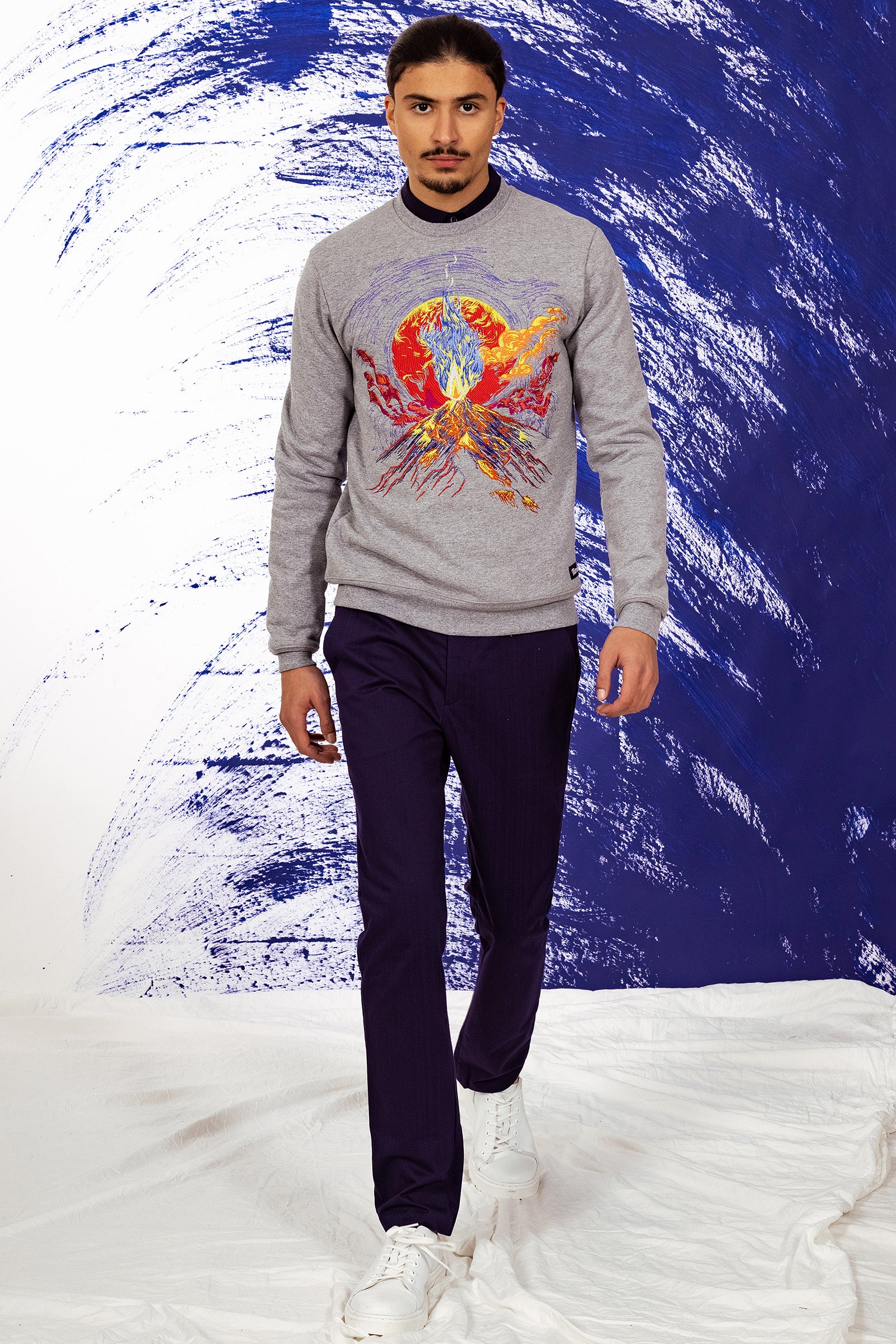 homme portant Sweatshirt Macarron Volcano Gris graphique broderie volcan flammes coloré col rond design coupe masculine confortable