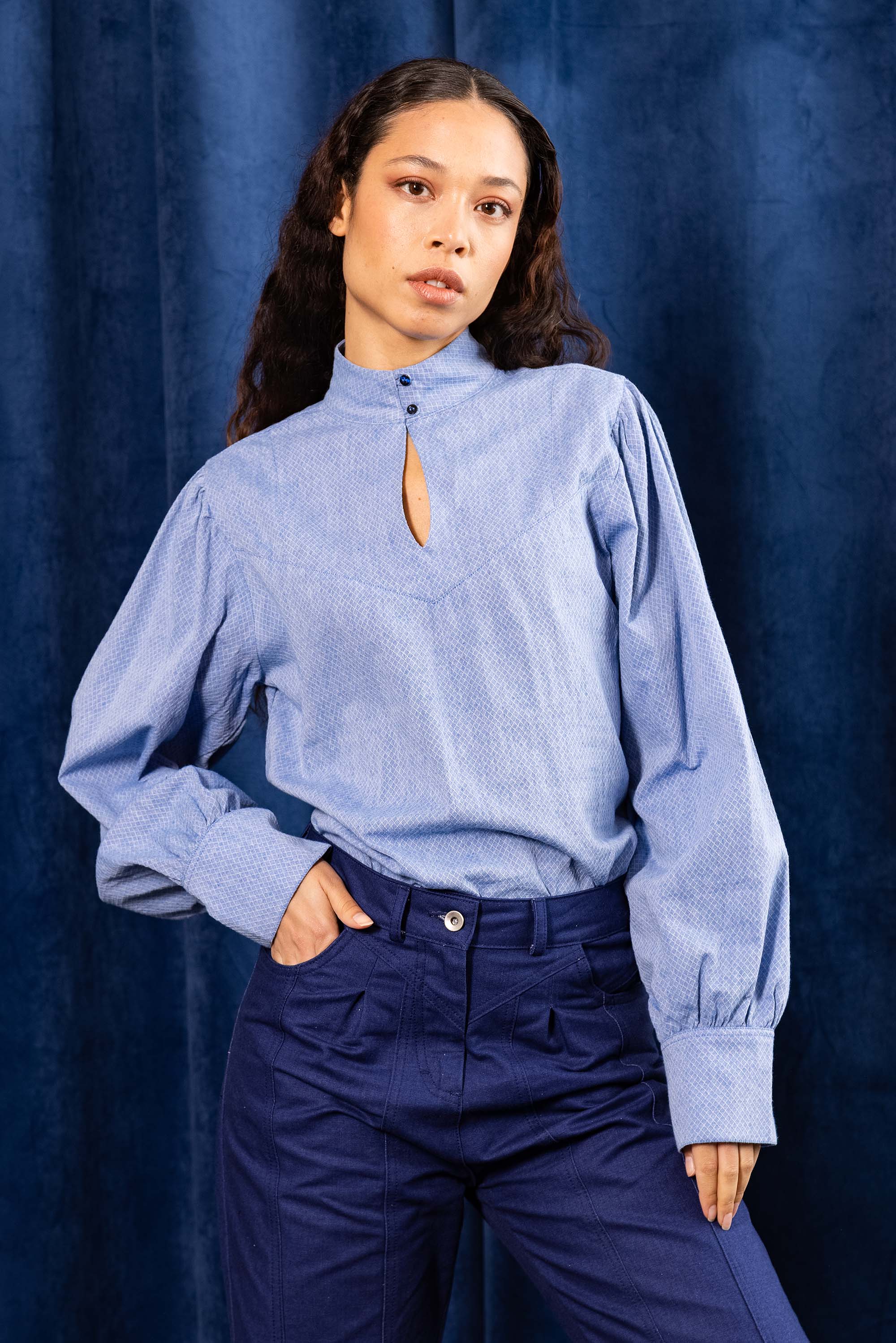 chemise bleu sophistiquée à col montant boutonné pour femme nouveauté nouvelle collection hiver 2022 misericordia