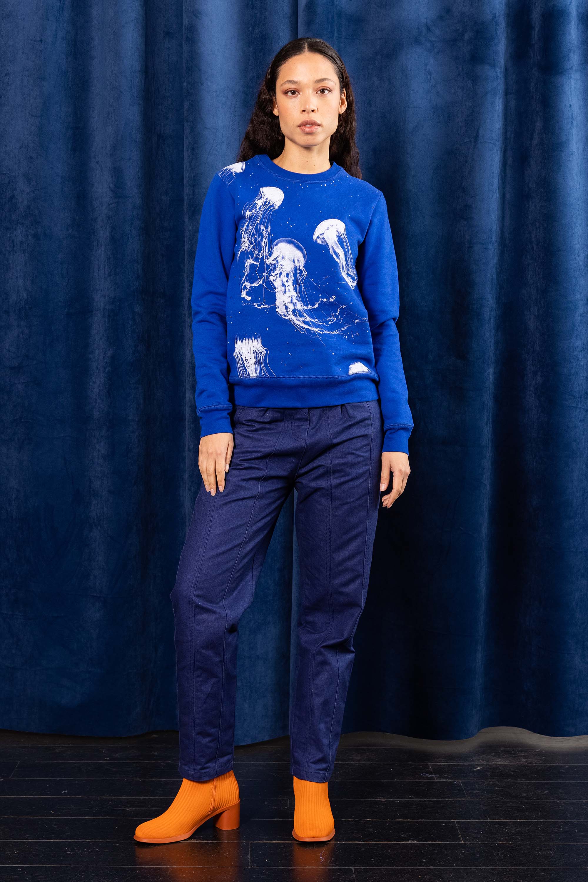 sweatshirt bleu saphir imprimés méduses blanches coton col rond manche longue look urbain et chic allure design style misericordia macarron medusas