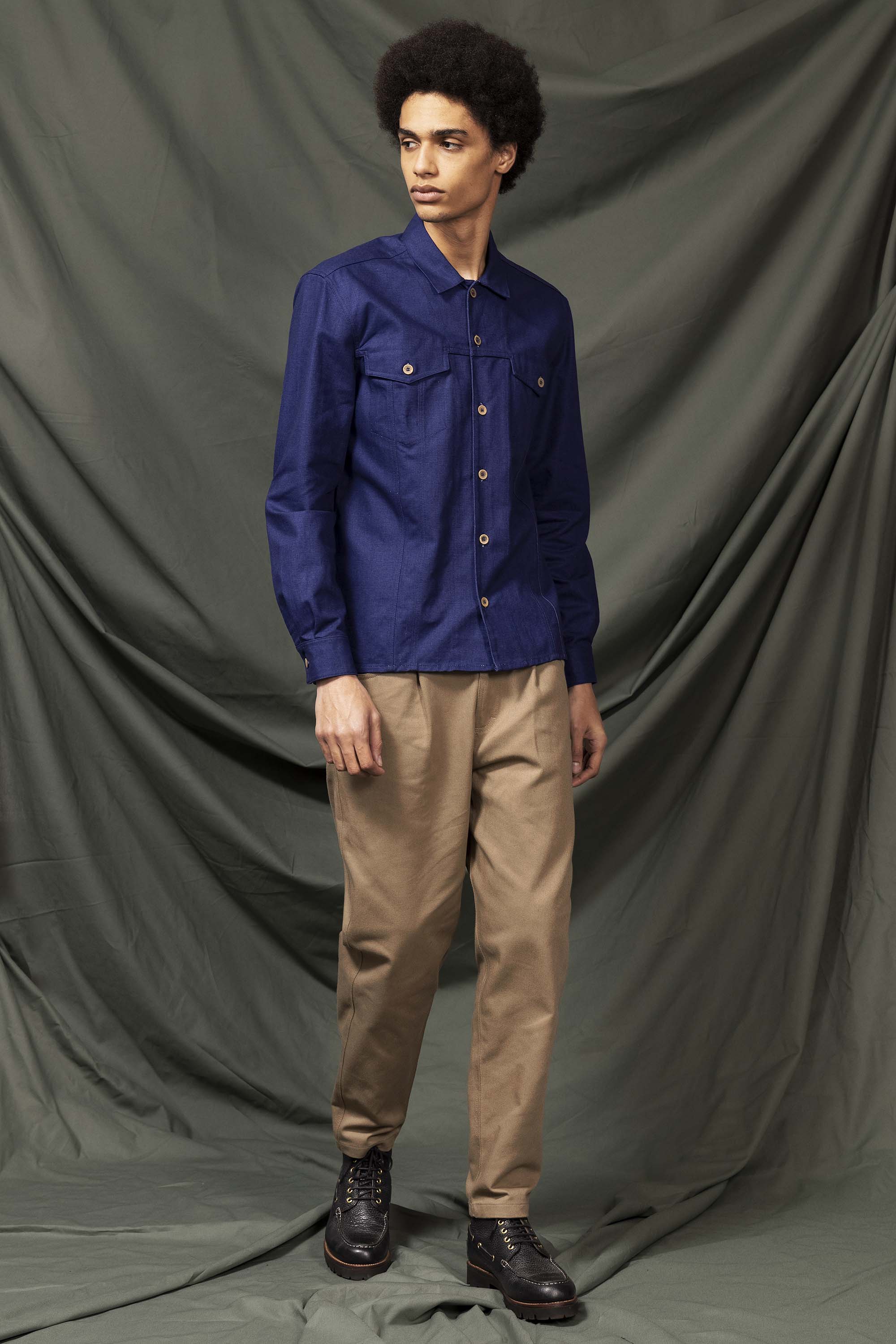 Julian shirt in buttoned jeans with pockets and button placket, made in Peru in the Misericordia workshop