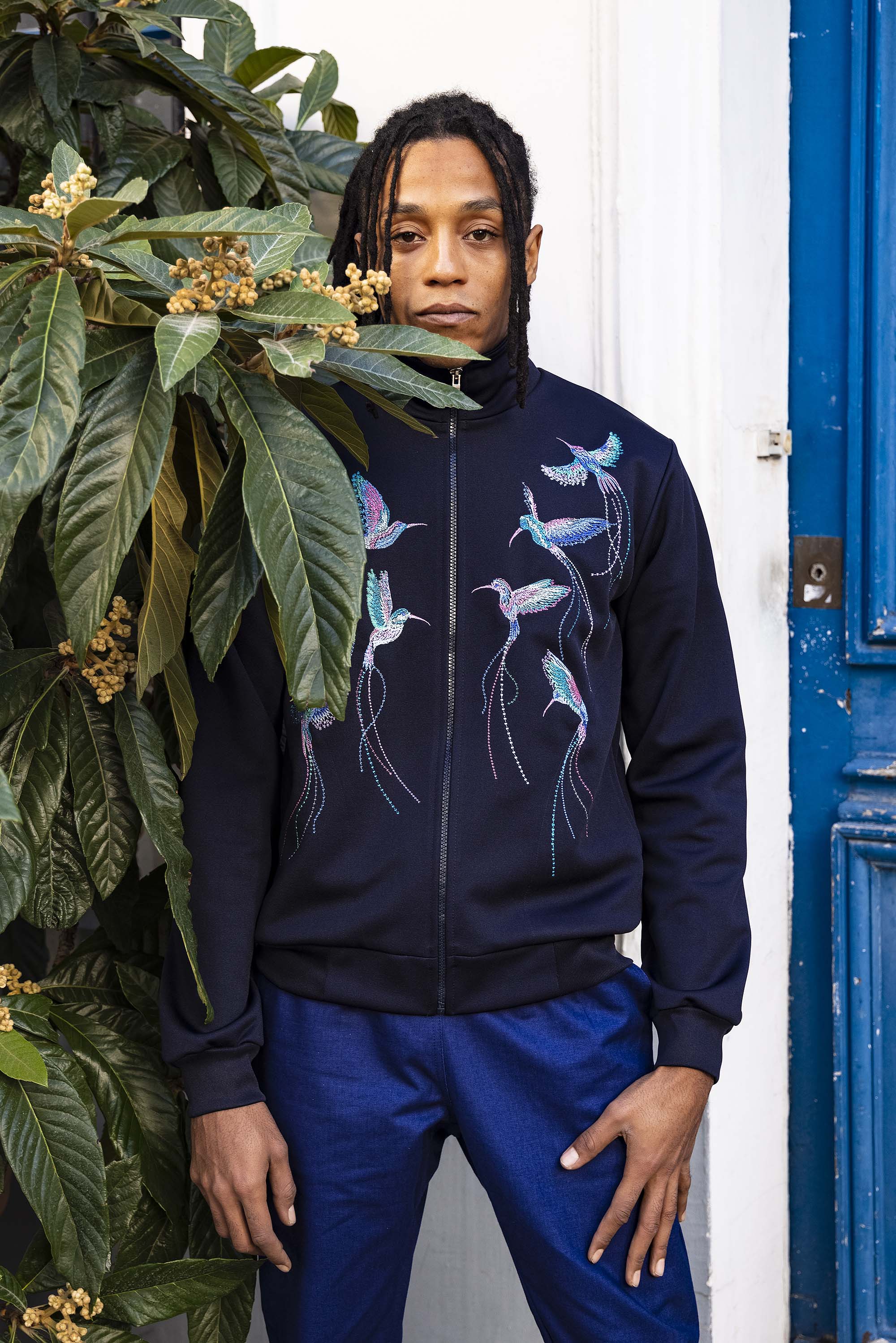Navy blue sports jacket in cotton and polyester with hummingbird embroidery made in Peru in the Misericordia workshop