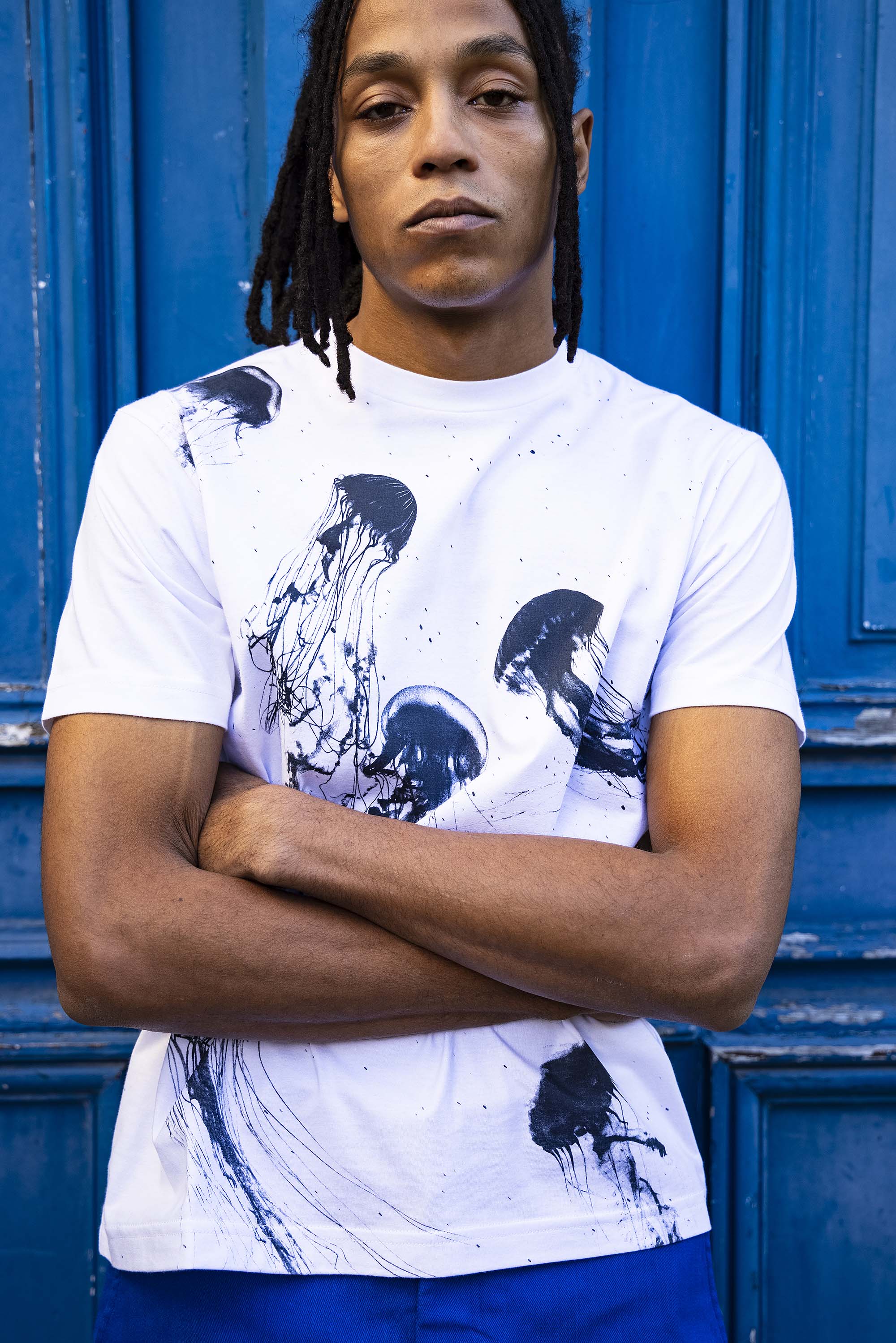 White printed t-shirt in soft cotton jersey with jellyfish motif, made in Lima in the Misericordia workshop