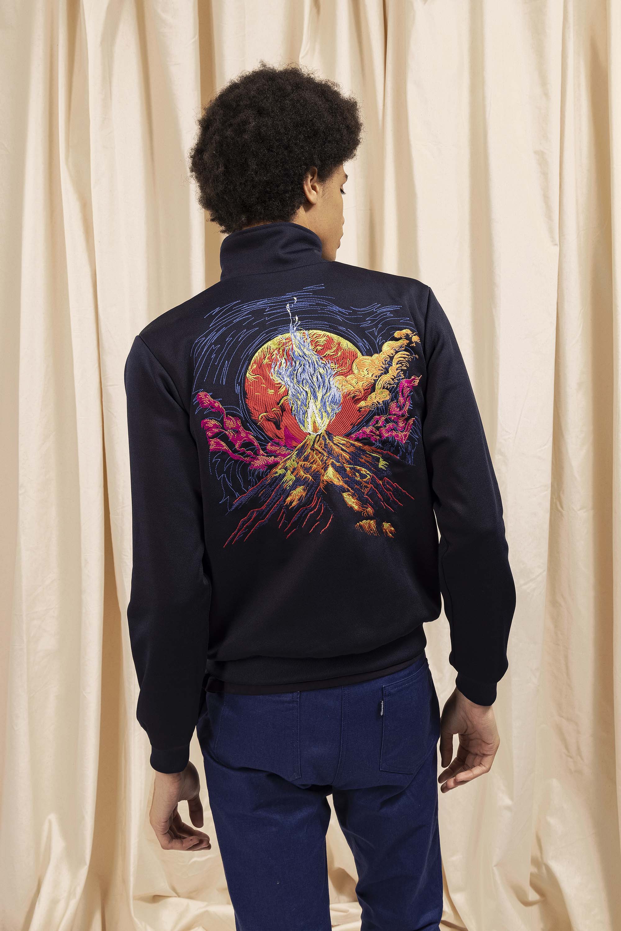 Navy blue sports jacket in cotton and polyester with volcano embroidery on the back, two side pockets and zip closure