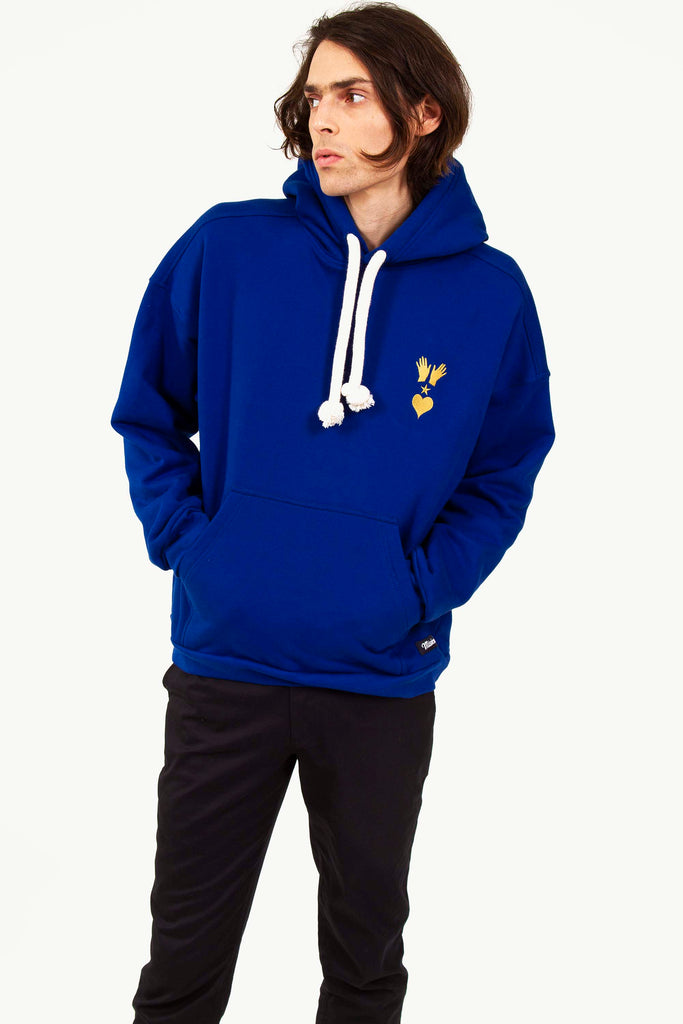jeune homme style parisien branché porte un hoodie à capuche bleu Klein électrique 