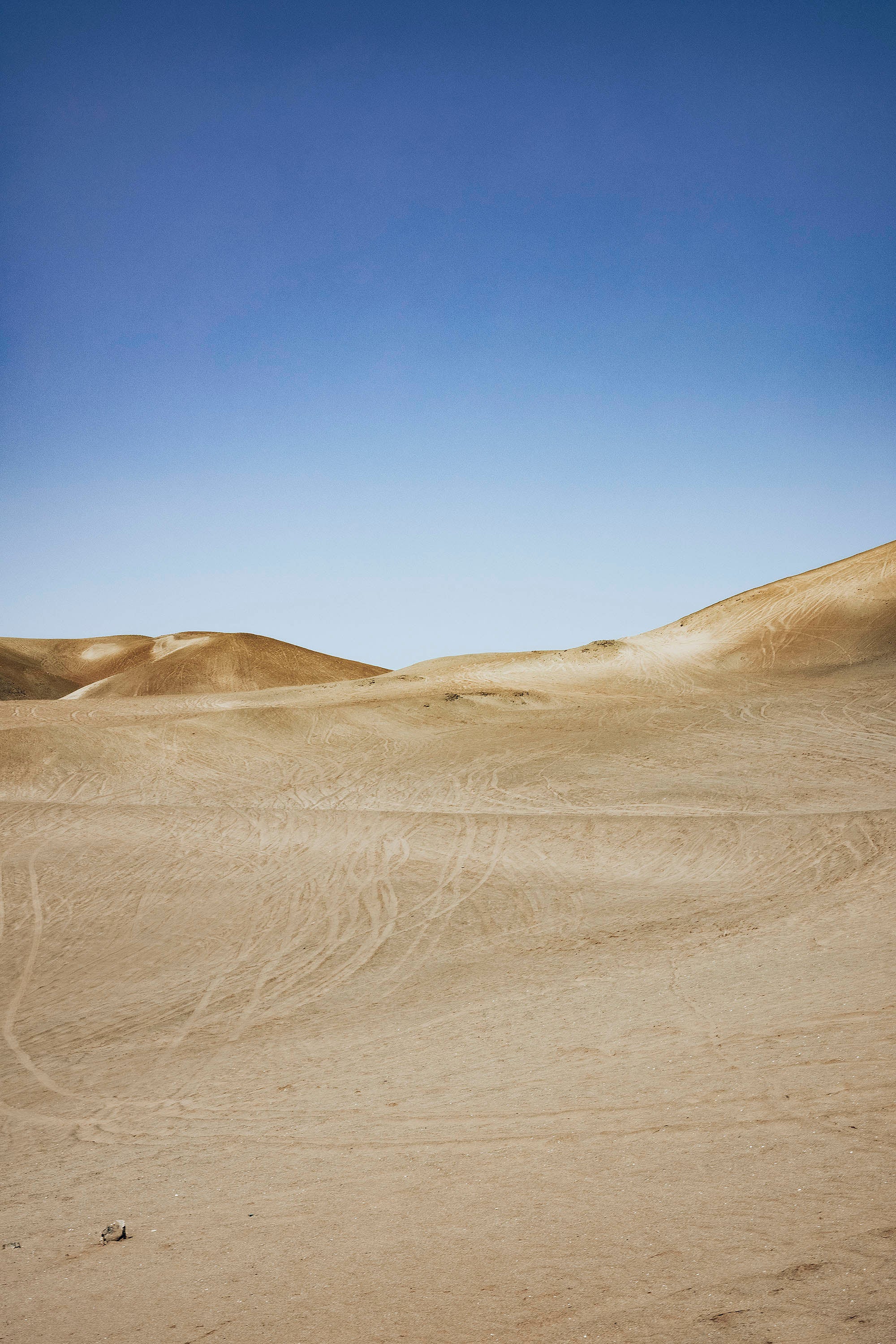 Dunes désert et traces de roues visibles sur le sable temps ensoleillé au pérou 