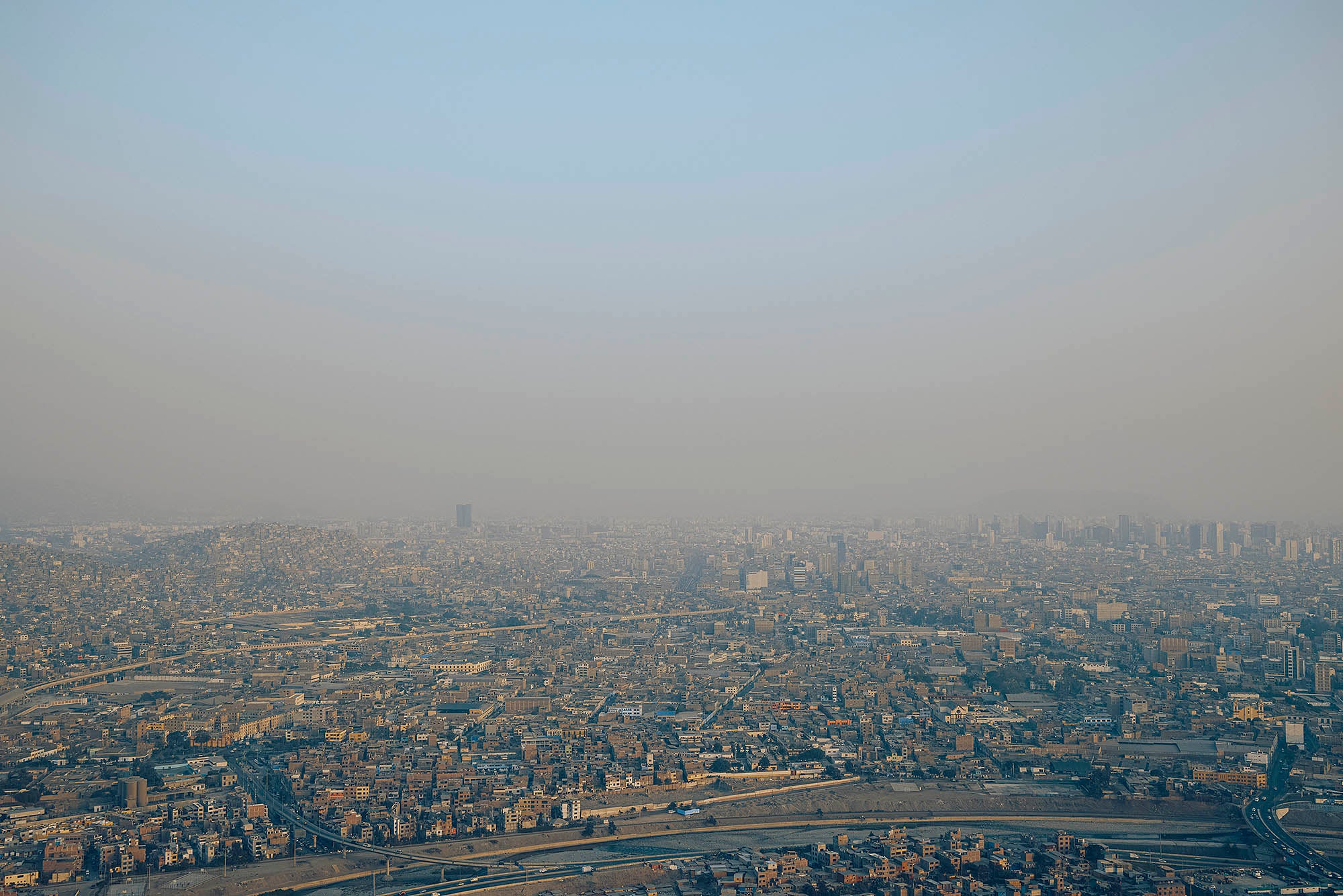 Photographie type vue panoramique de lima sous un voile de brume 
