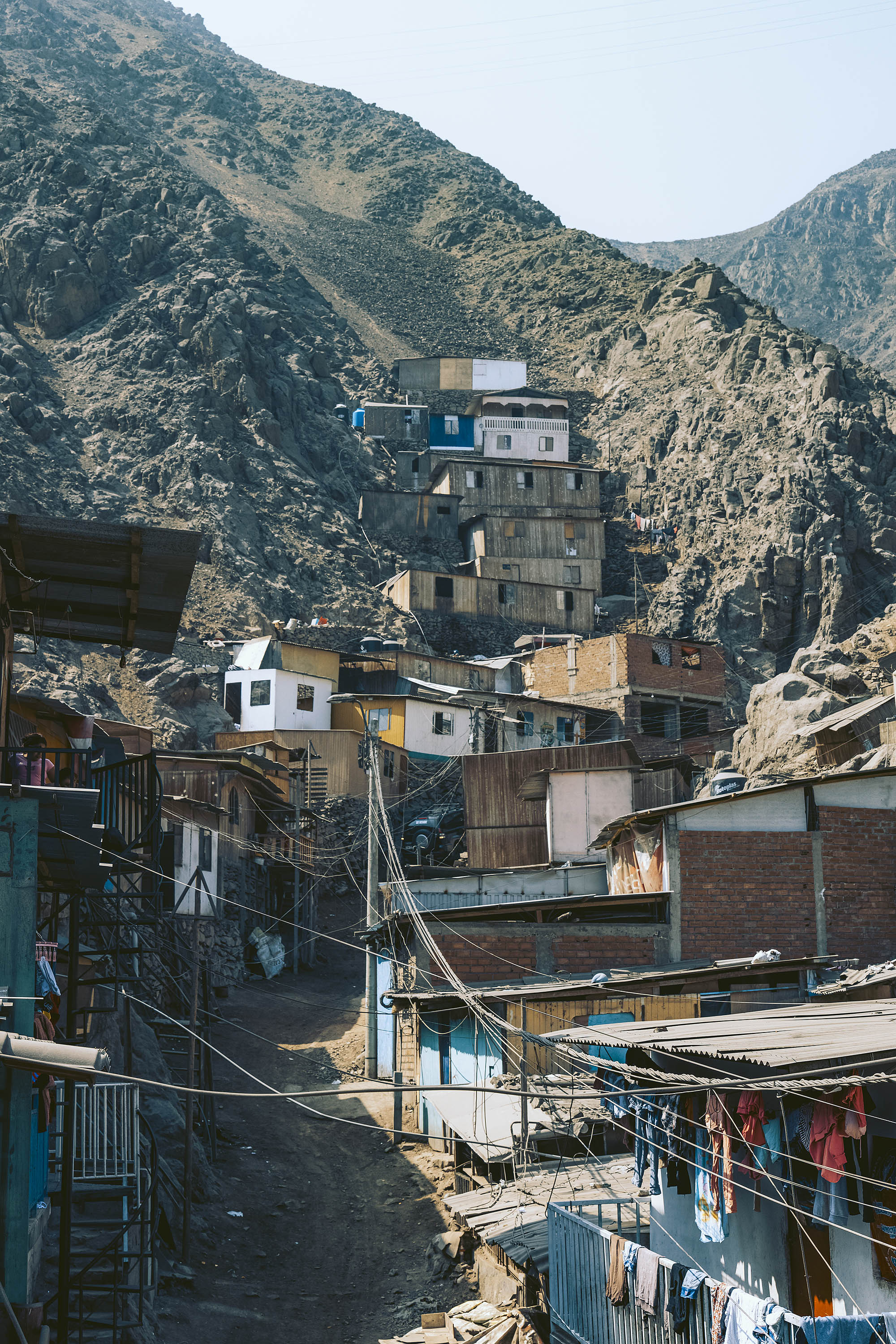 Photographie d'une montagne sur laquelle se trouve plusieurs bidonvilles lima pérou