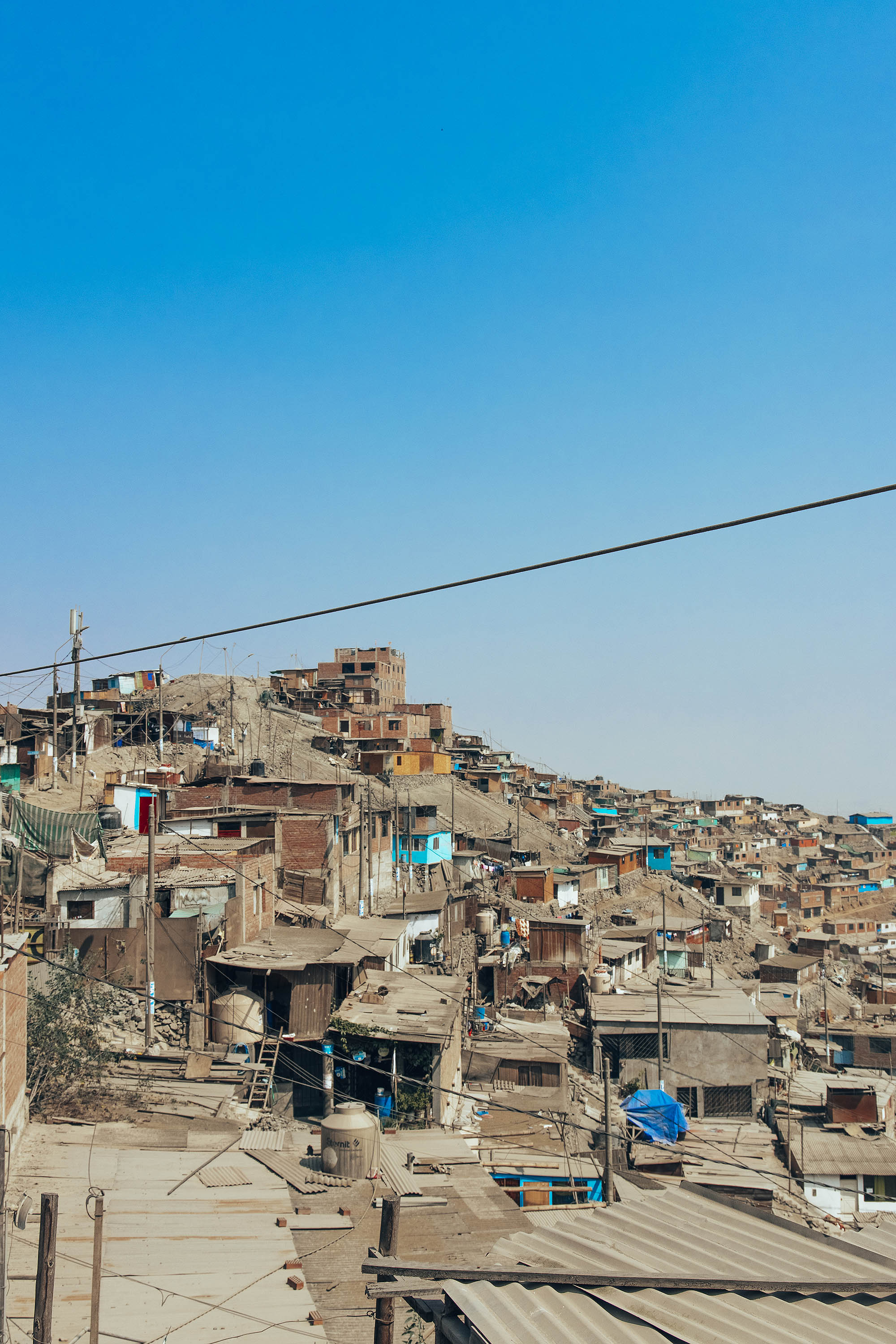 Photographie de bidonvilles au pérou sur une montagne 