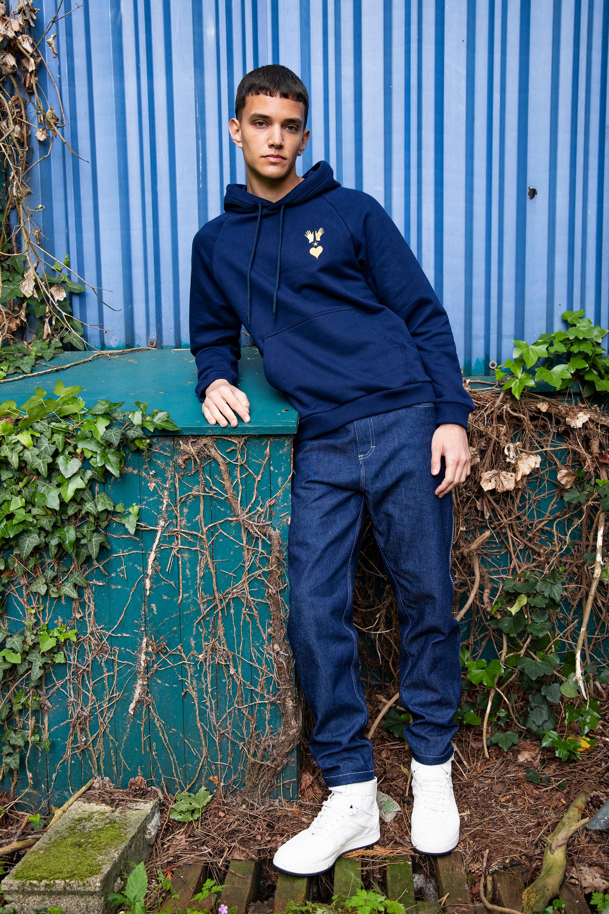 blue straight-cut hooded sweatshirt with kangaroo pocket