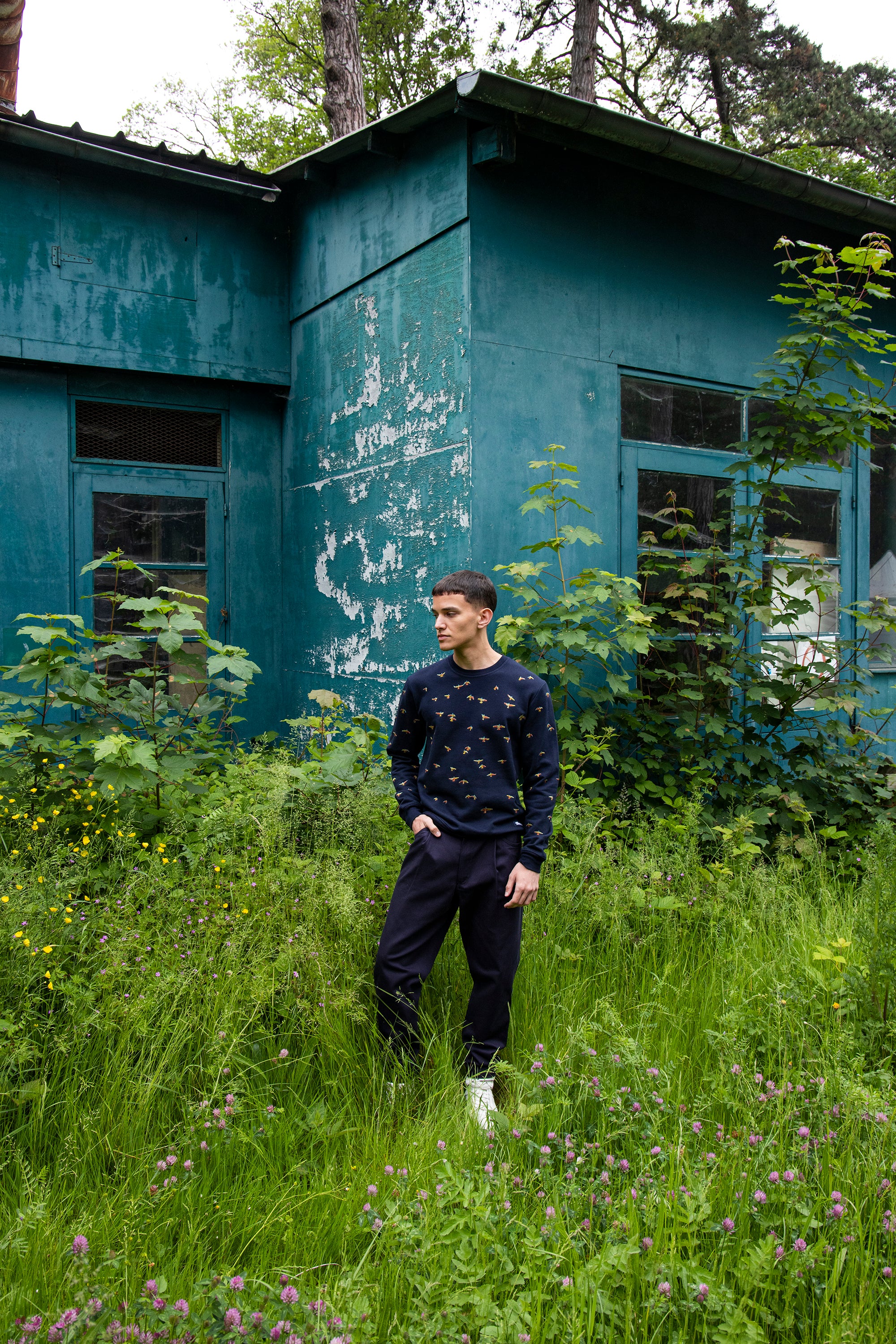 navy blue cotton sweatshirt with bird embroidery