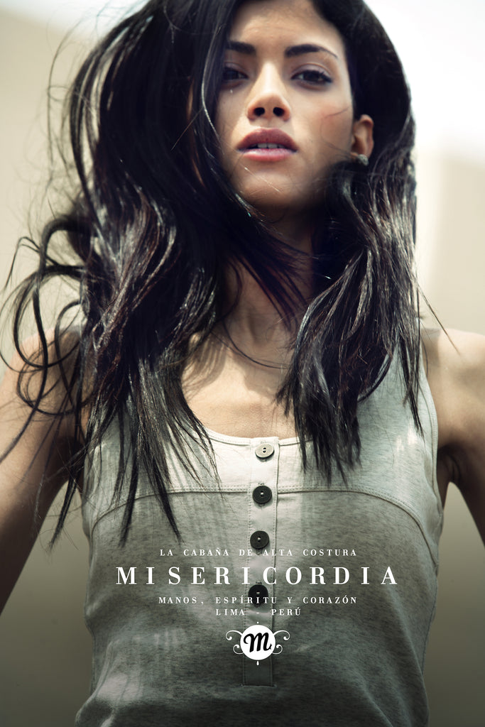 Campagne Collection Misericordia été 2011 belle femme brune type latino porte un débardeur décolleté à boutons noirs