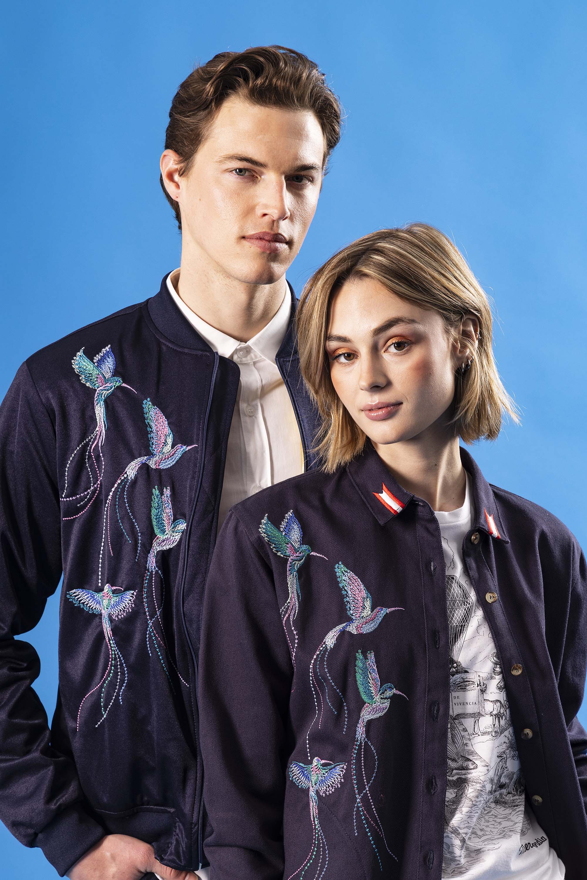 Souvenir bomber jacket for men in navy blue with hummingbird embroidery on the back and ribbing at the neck, cuffs and waist