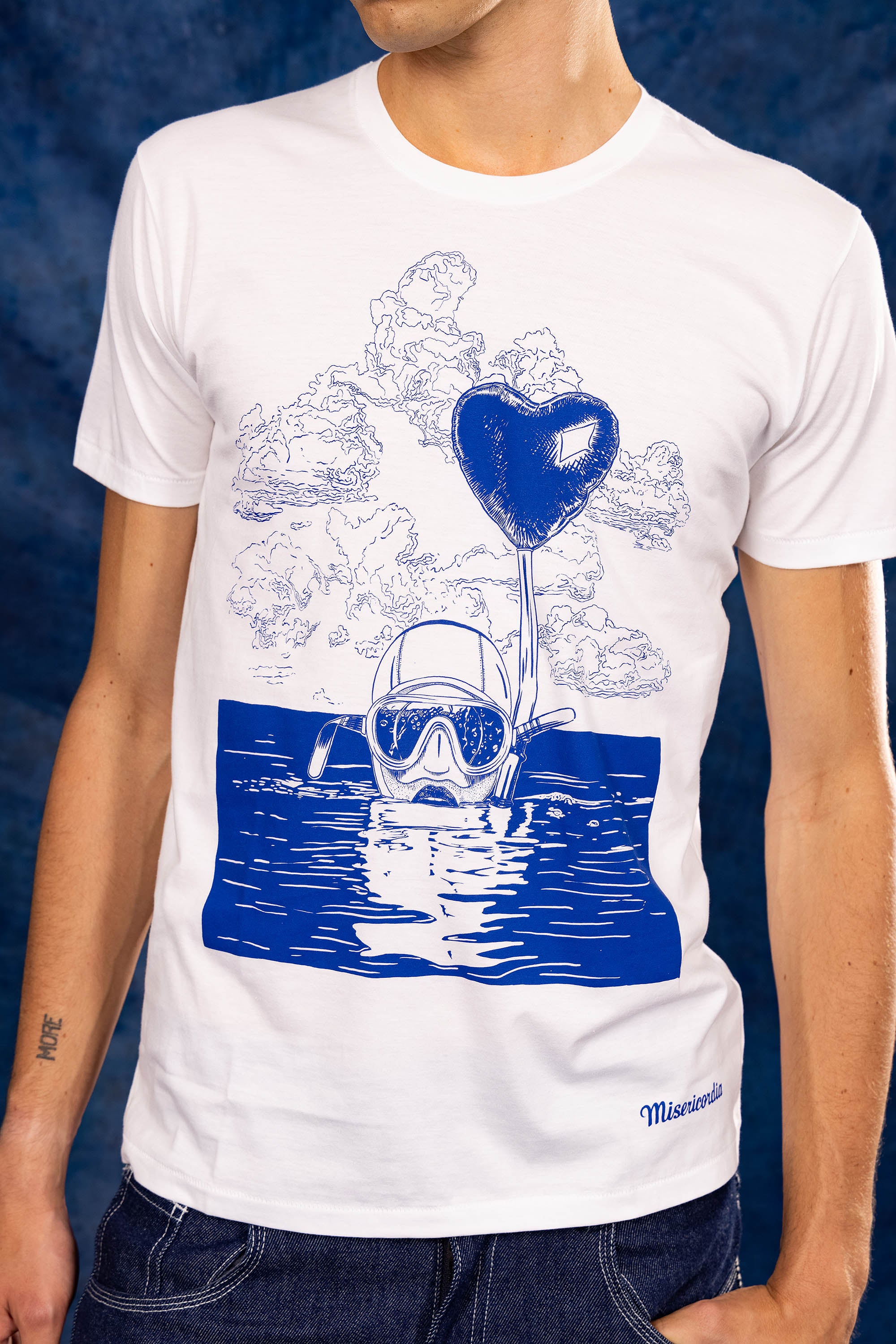 t-shirt blanc pour homme avec sérigraphie illustration plongée dans l'océan nouveauté nouvelle collection été 2023 misericordia