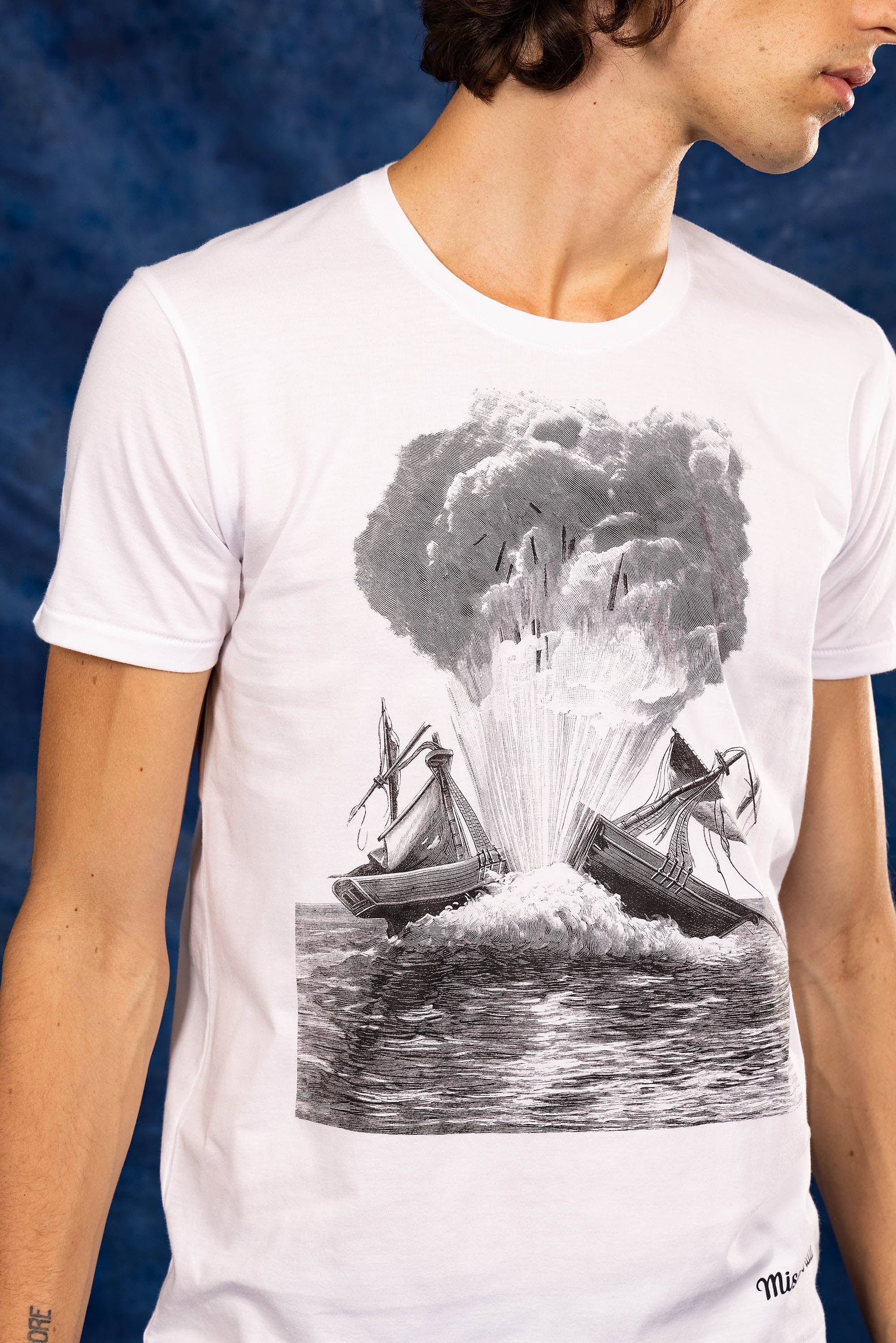 t-shirt blanc pour homme avec sérigraphie illustration explosion d'un bateau en mer nouveauté nouvelle collection été 2023 misercordia