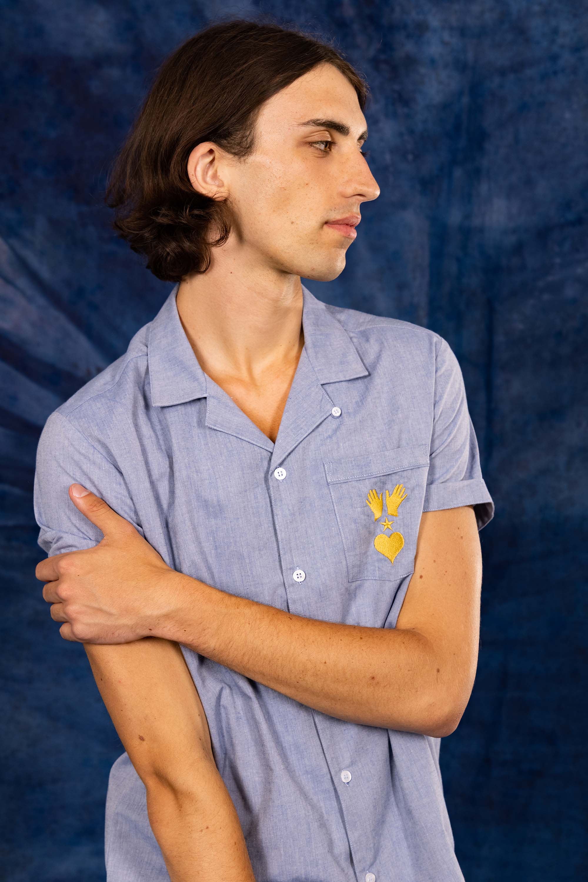Light cotton shirt with open collar and short rolled up sleeves, made in Peru in the Misericordia workshop