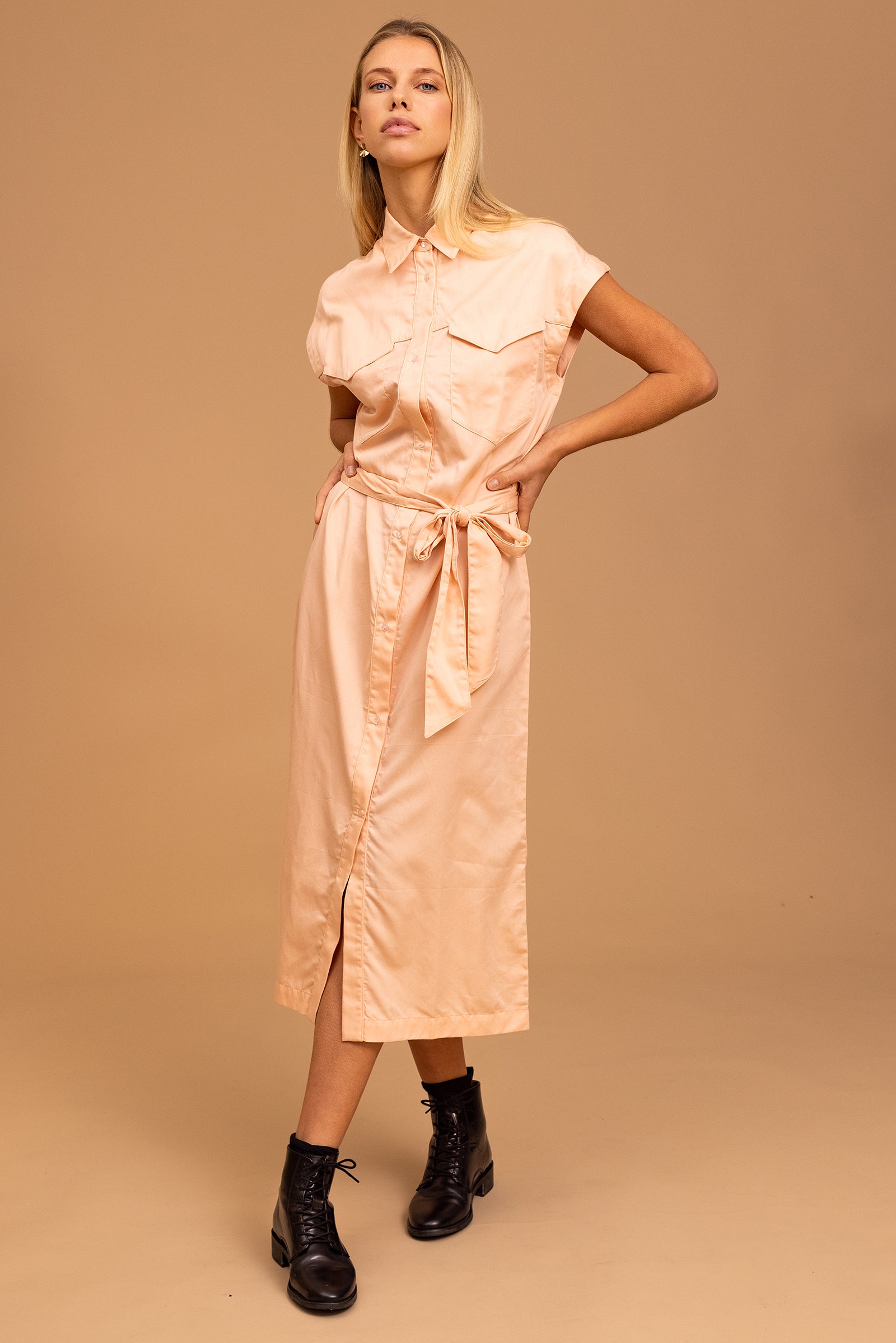 woman wearing Pale Pink Canaria Dress misericordia lima perou allure style elegance sobriety comfort cut classic collar
