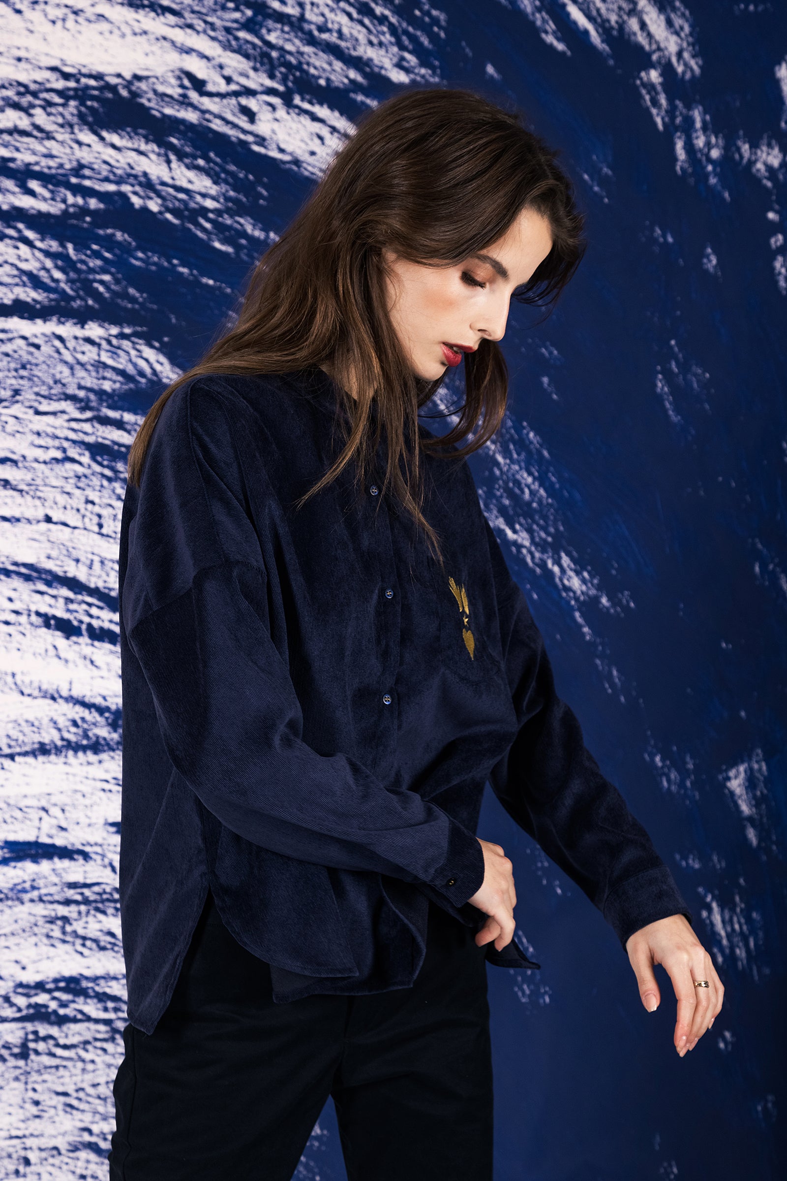 Woman wearing oversized navy blue alanis shirt and cropped milleraie velvet misericordia lima peru