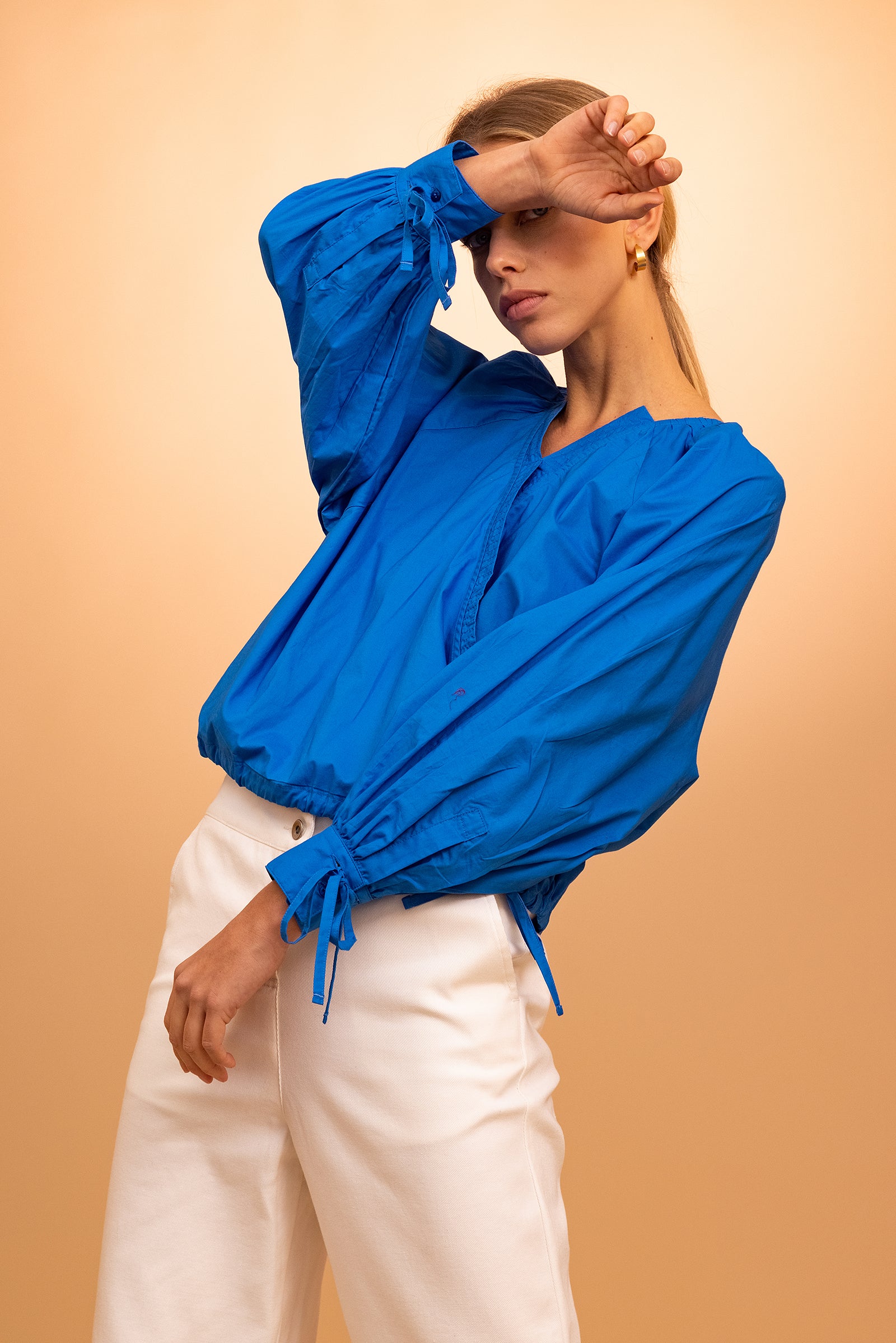 femme portant Chemise Alala Bleu misericordia lima perou élégance été confort design douceur féminité sobriété légèreté manches oversize