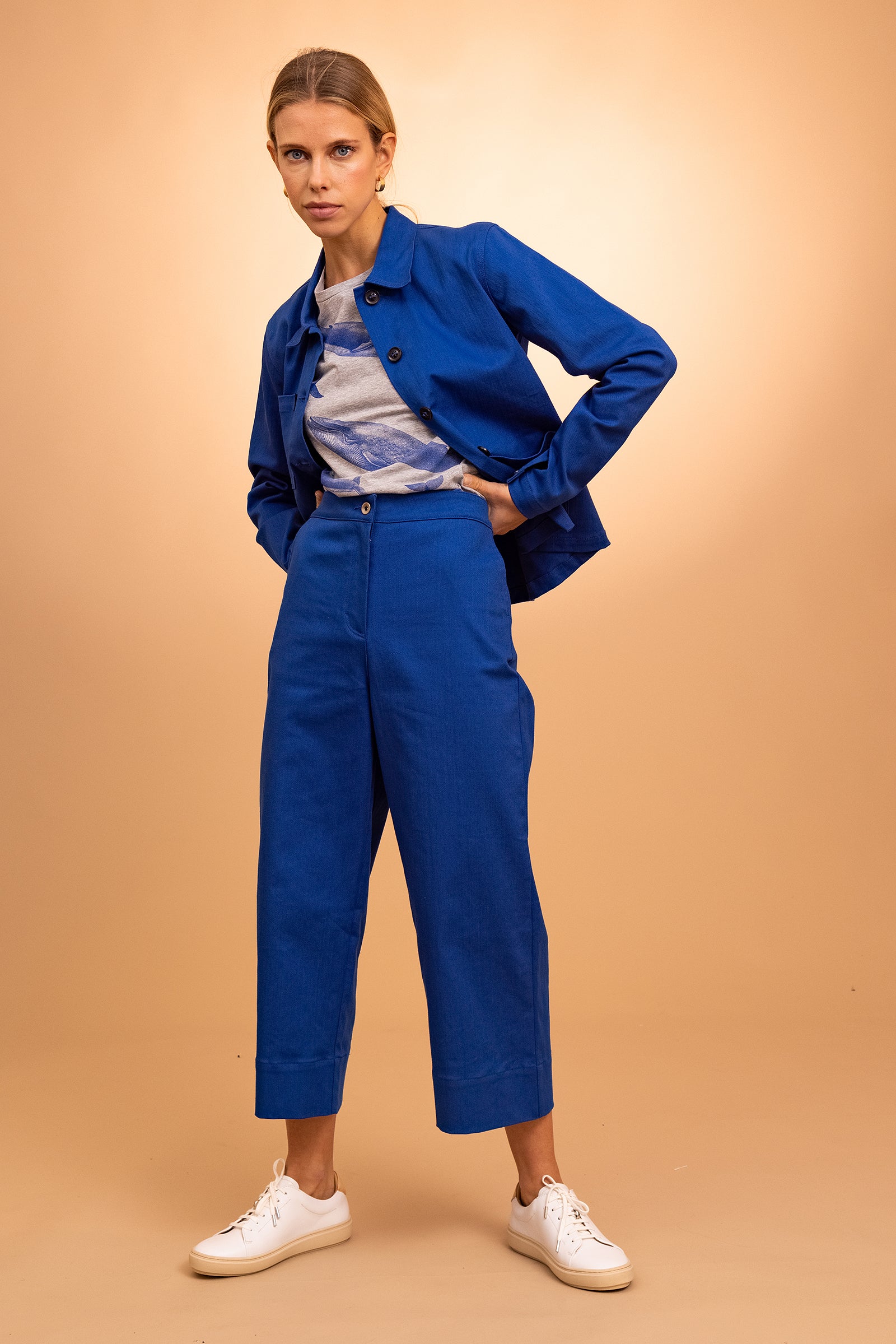 femme portant veste bleu de travail boutonnée en coton cristobal élégance féminité design allure style confort coupe droite  coton