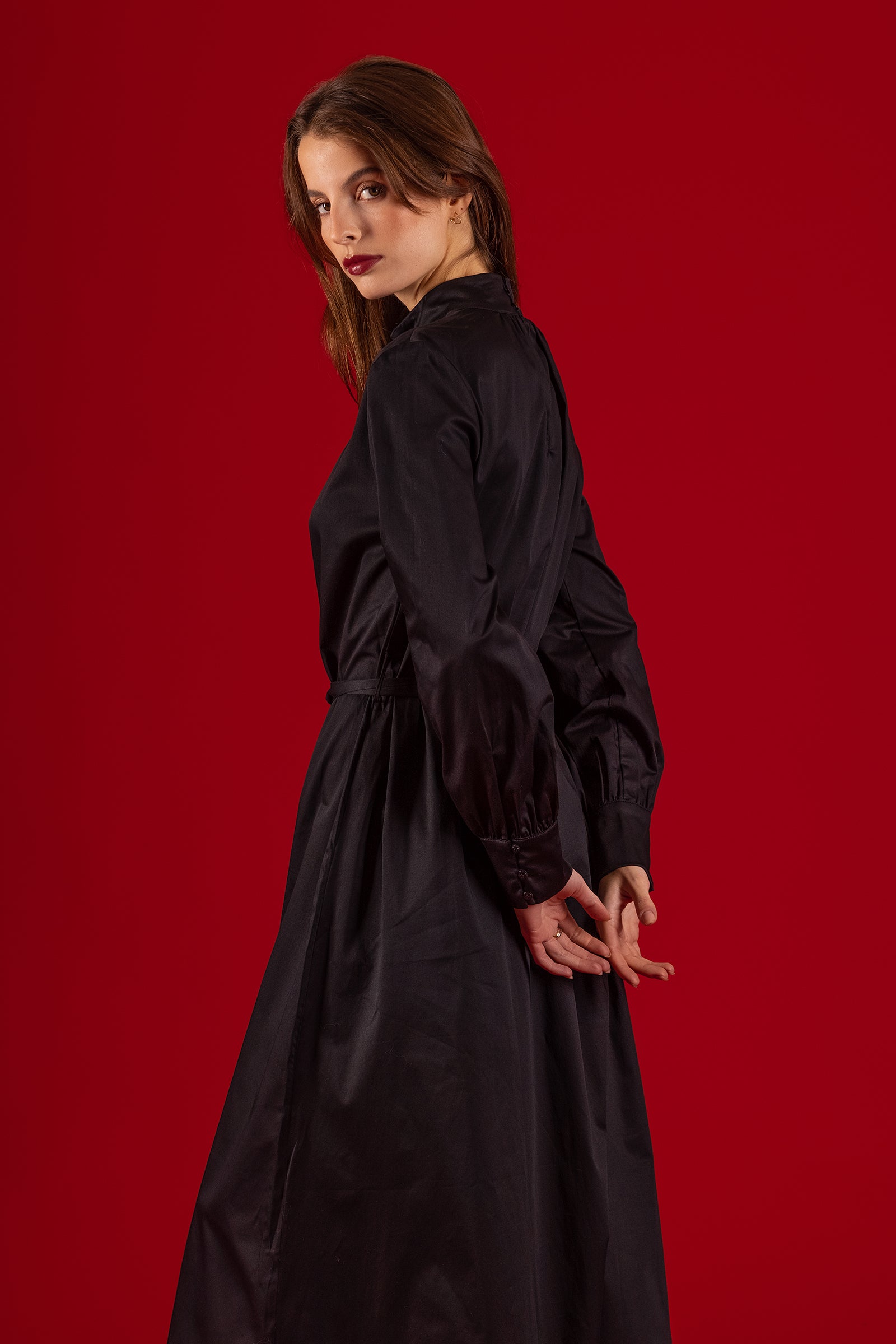 Femme portant robe agatha longue noir aloke sophistiqué coton féminine fond rouge design moderne coupe classique misericordia lima pérou