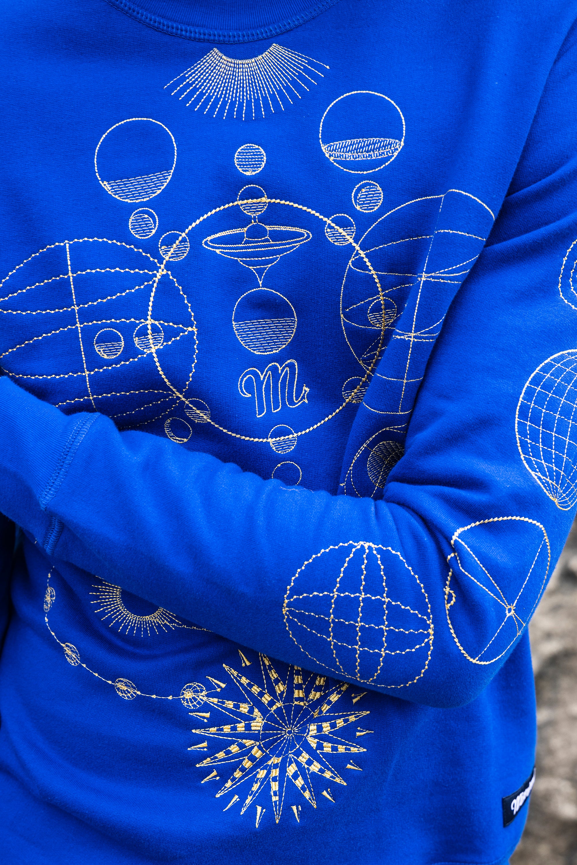 sapphire blue cotton sweatshirt with rotation embroidery