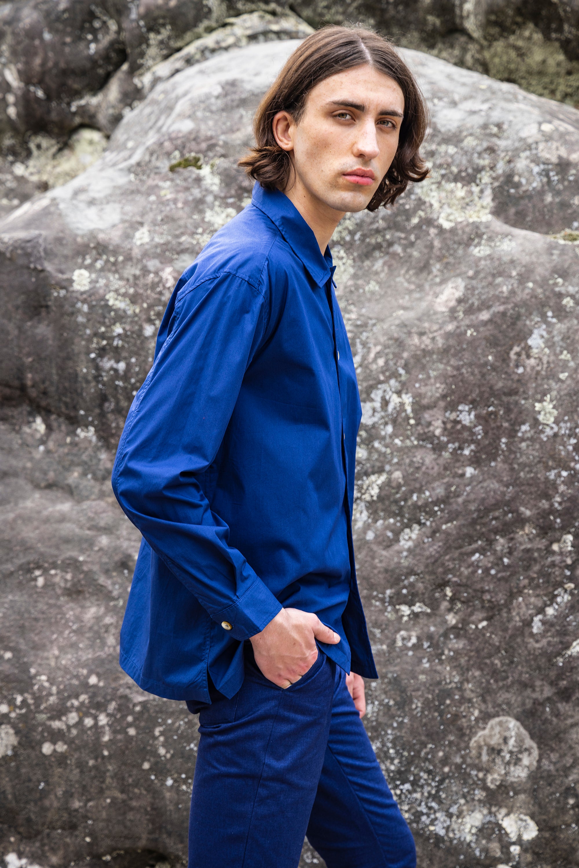 Chemise légère bleu saphir coupe droite