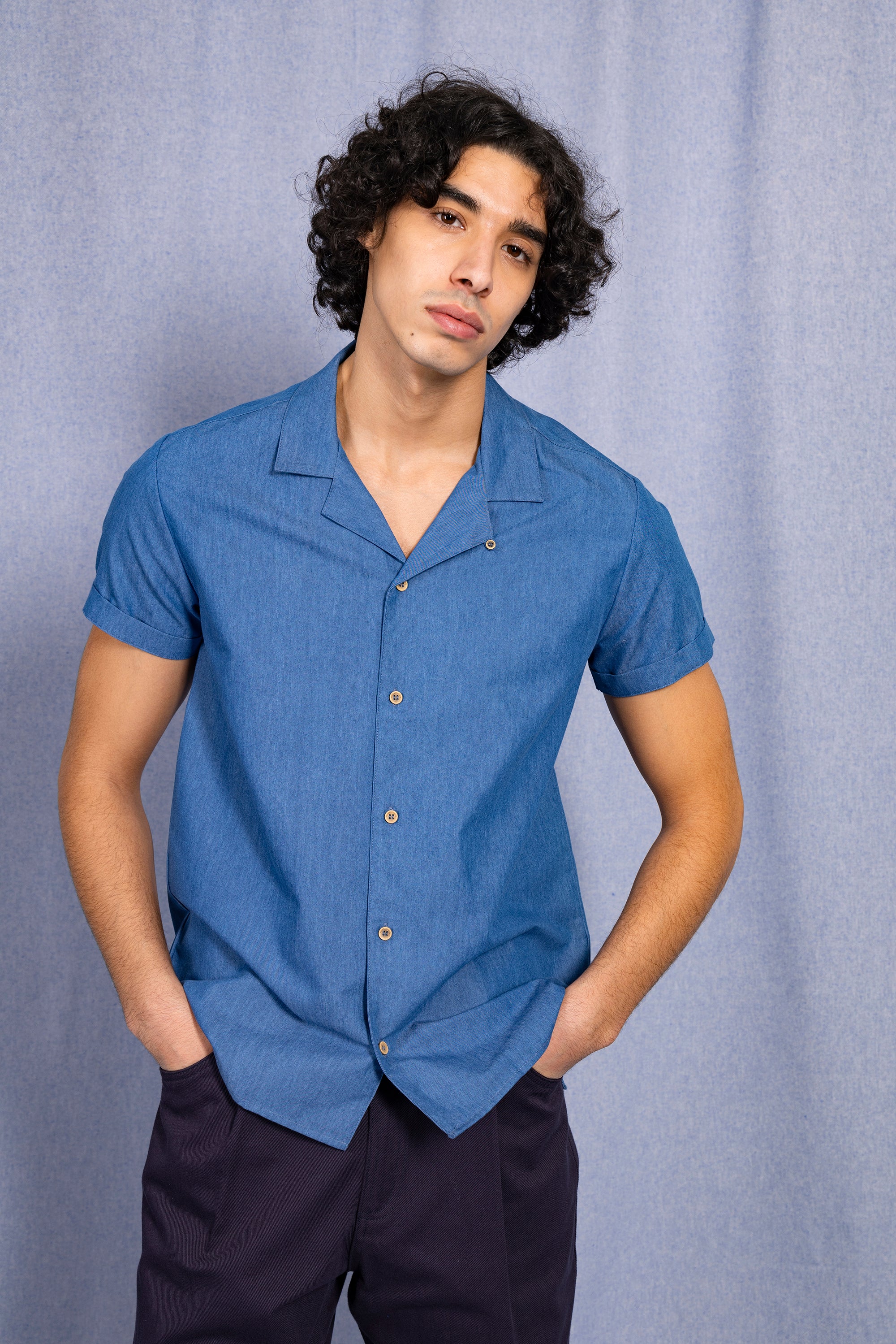 Light blue short-sleeved shirt for men in fine cotton