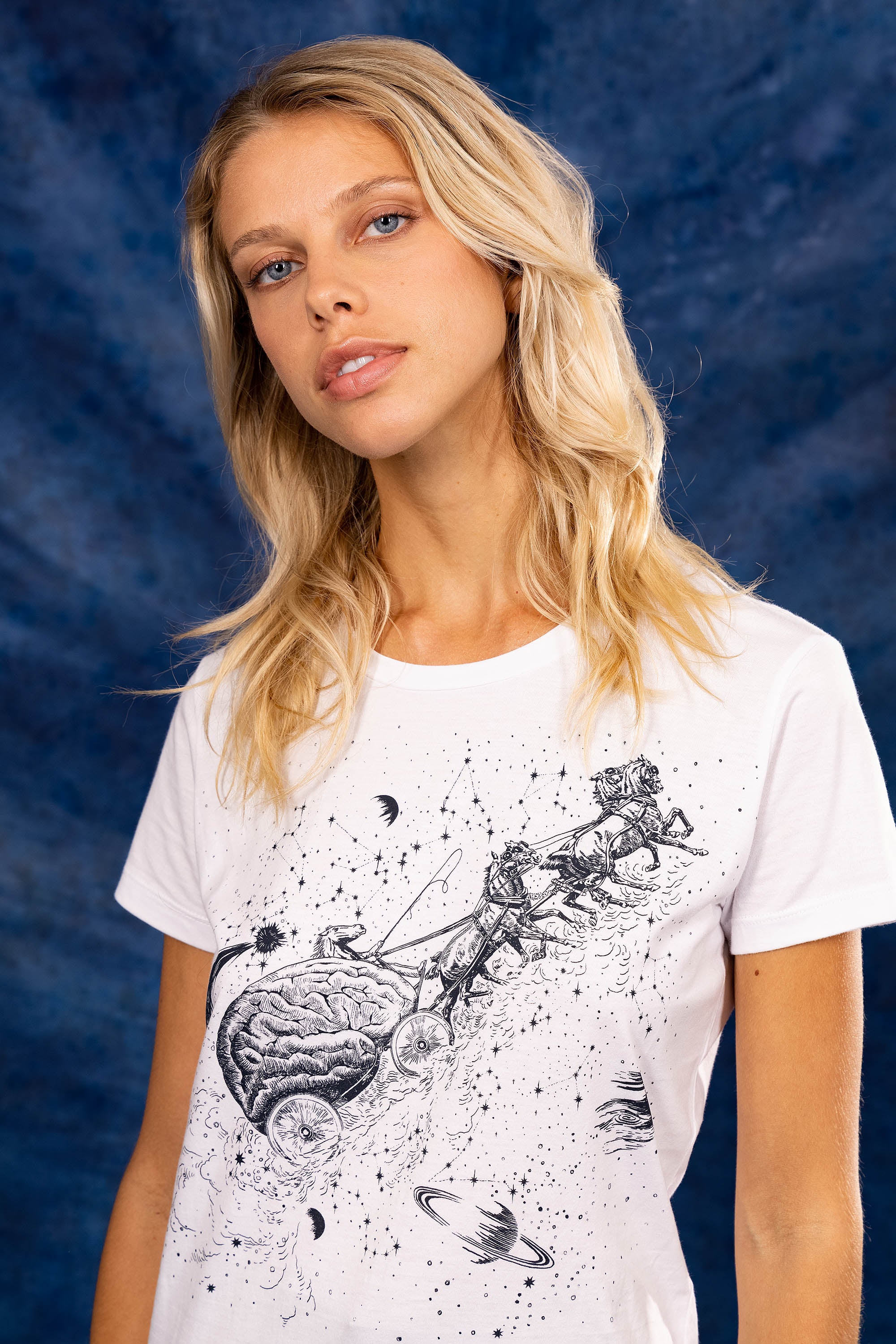 t-shirt blanc pour femme avec sérigraphie illustration constellations nouveauté nouvelle collection été 2023 misericordia