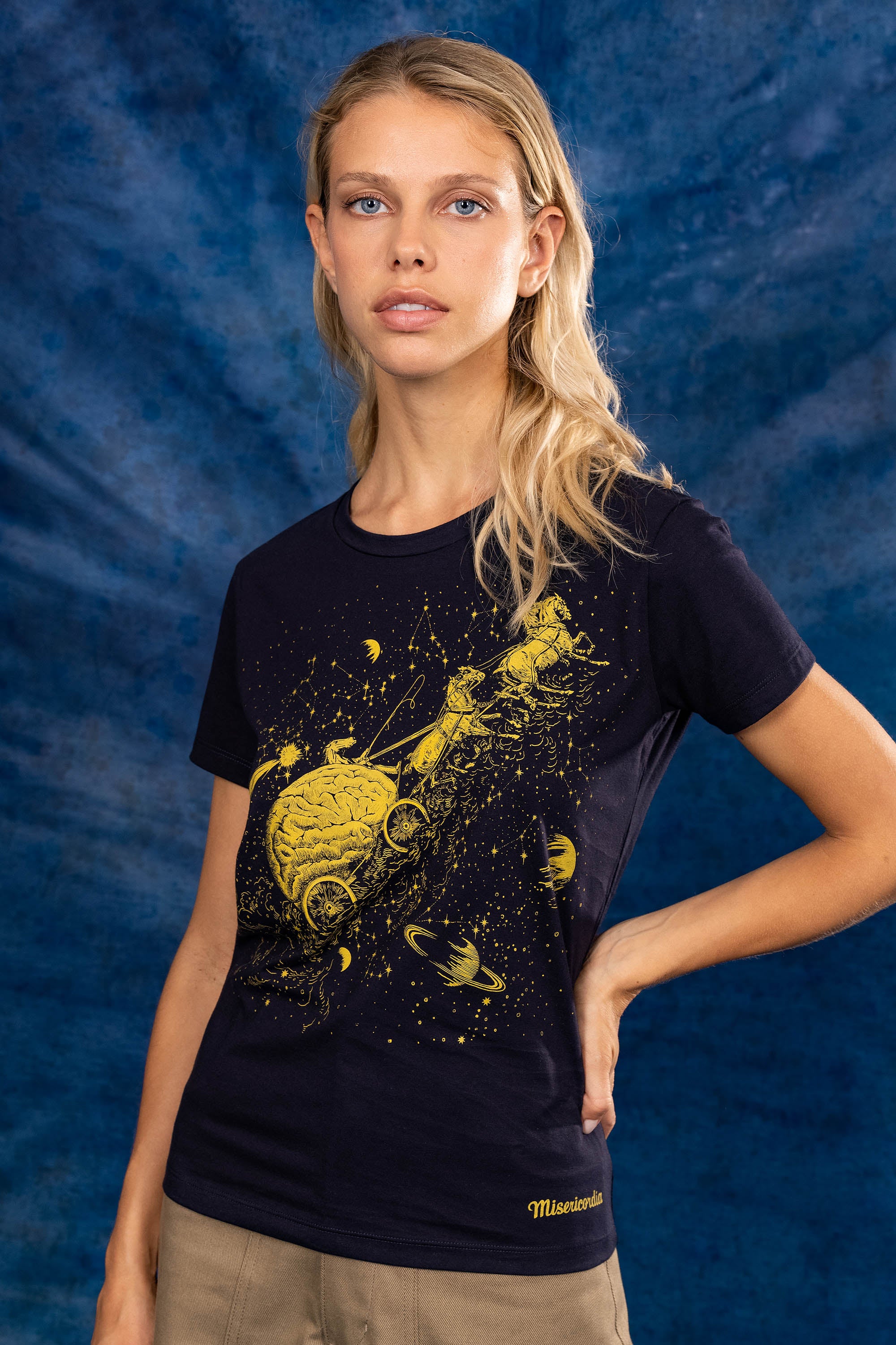 t-shirt bleu marine pour femme sérigraphie illustration constellations nouveauté nouvelle collection été 2023 misericordia