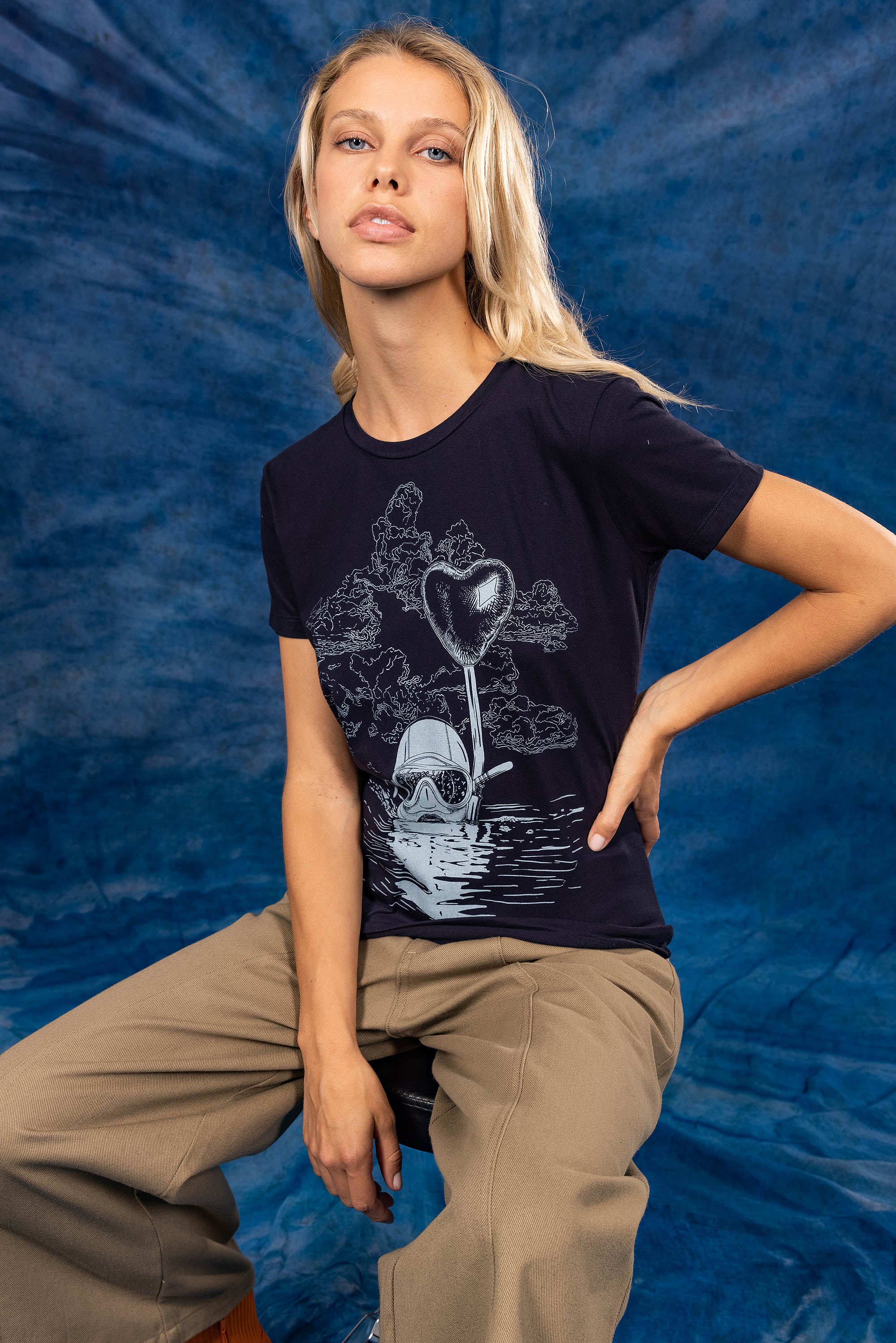 t-shirt bleu marine pour femme avec sérigraphie illustration plongée dans l'océan nouveauté nouvelle collection été 2023 misericordia