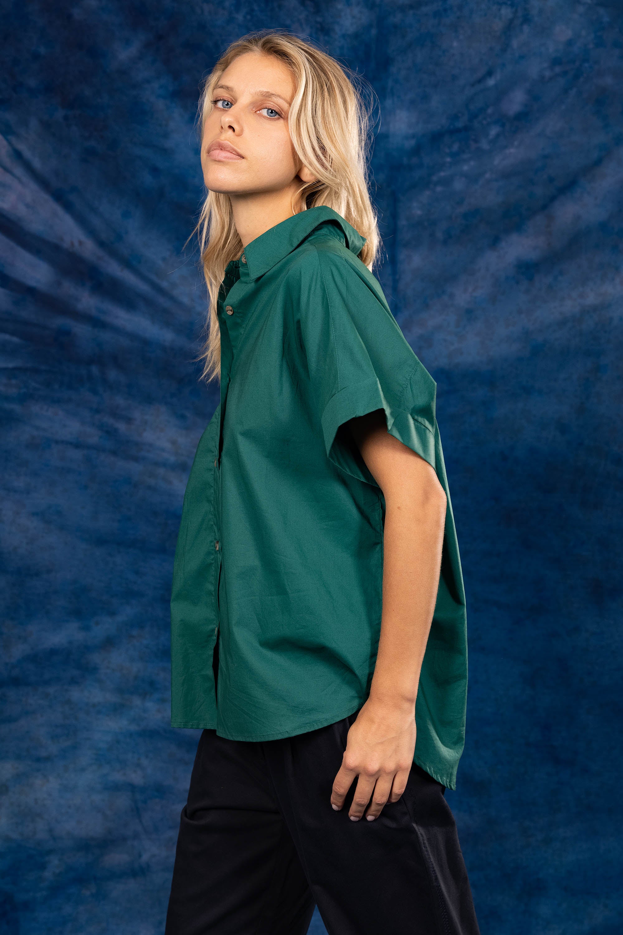 chemise vert piment manches courtes coupe droite photographie sur fond bleu nouveauté collection été 2023 misericordia