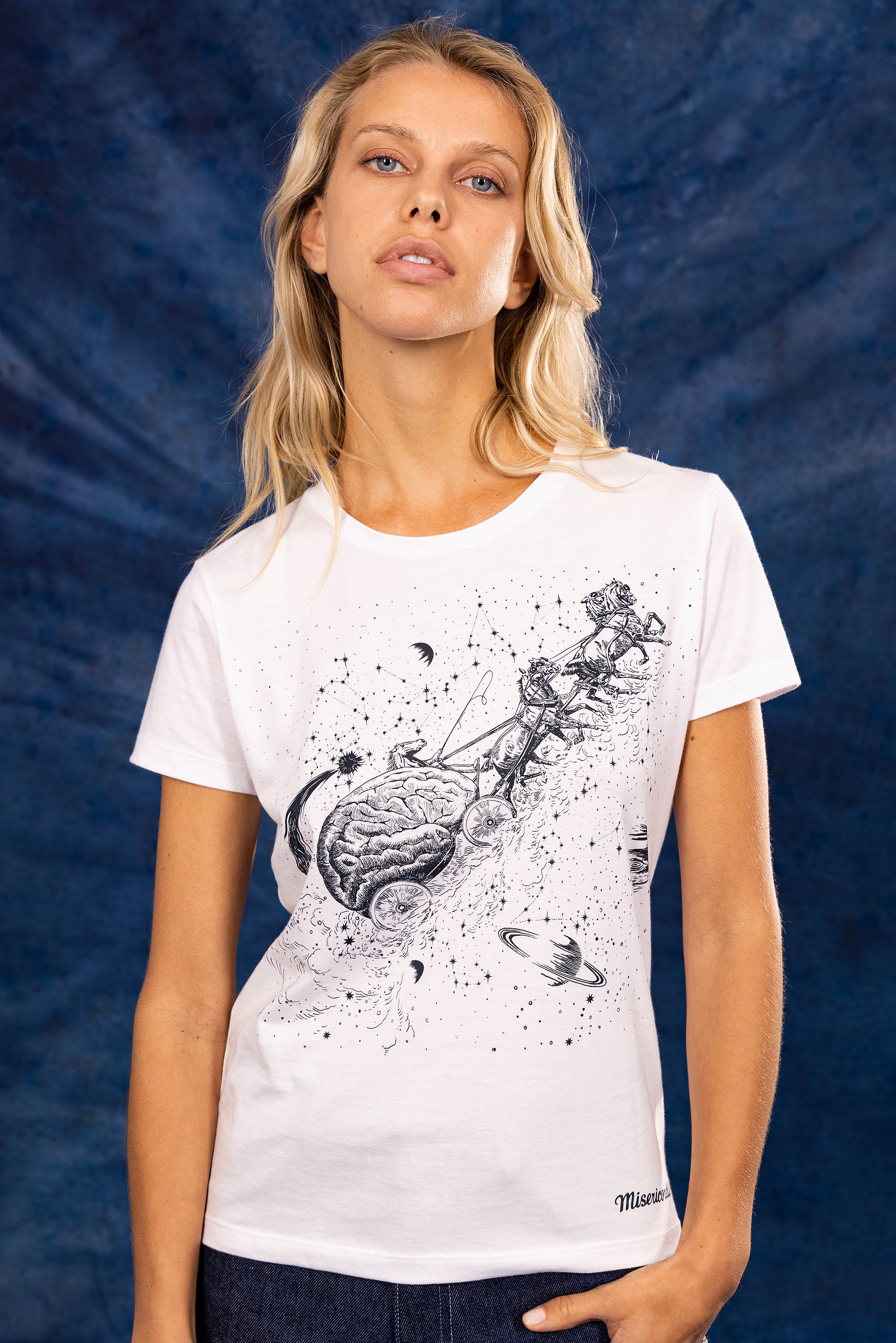 t-shirt blanc pour femme avec sérigraphie illustration constellations nouveauté nouvelle collection été 2023 misericordia