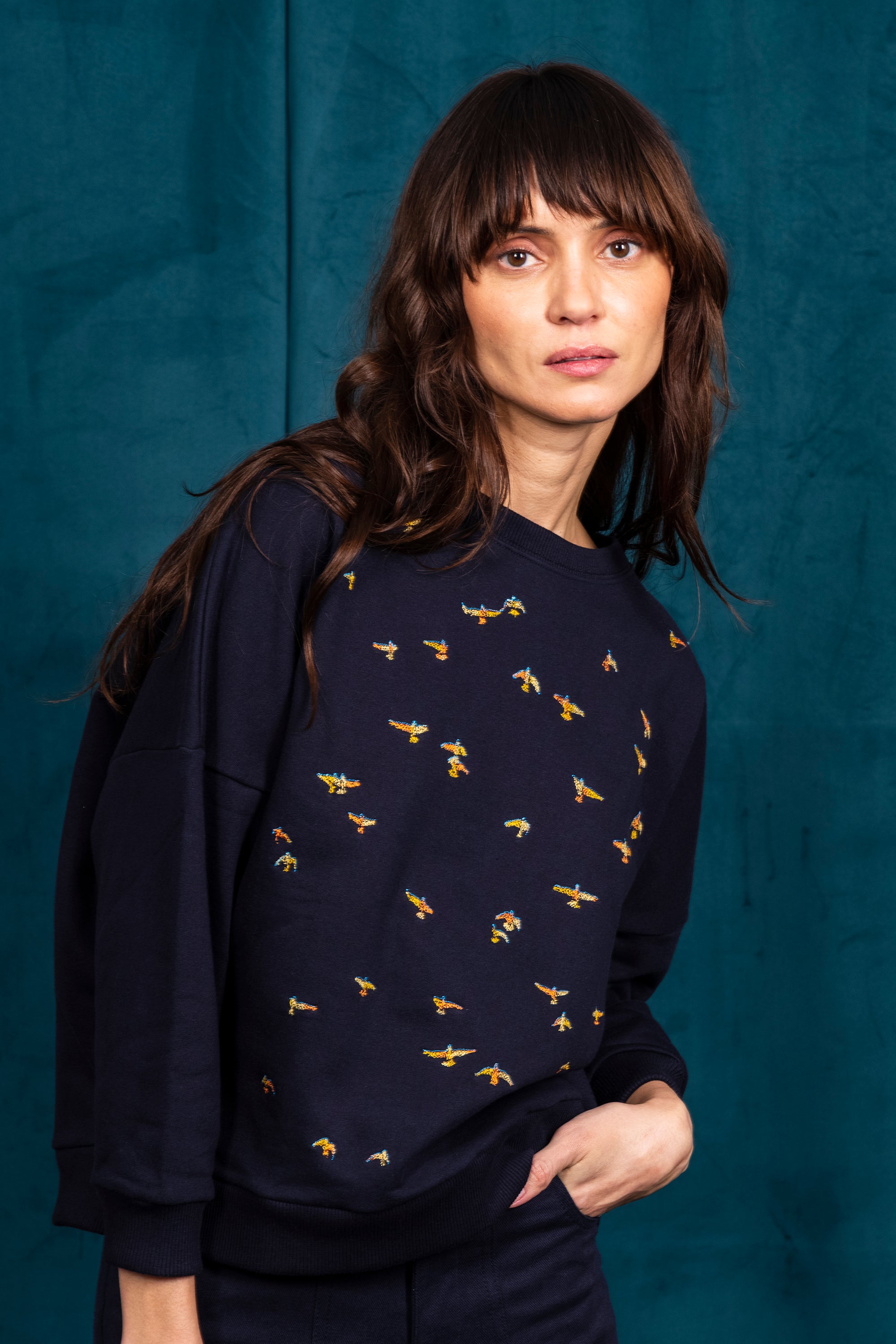 oversized navy blue cotton sweatshirt with bird embroidery