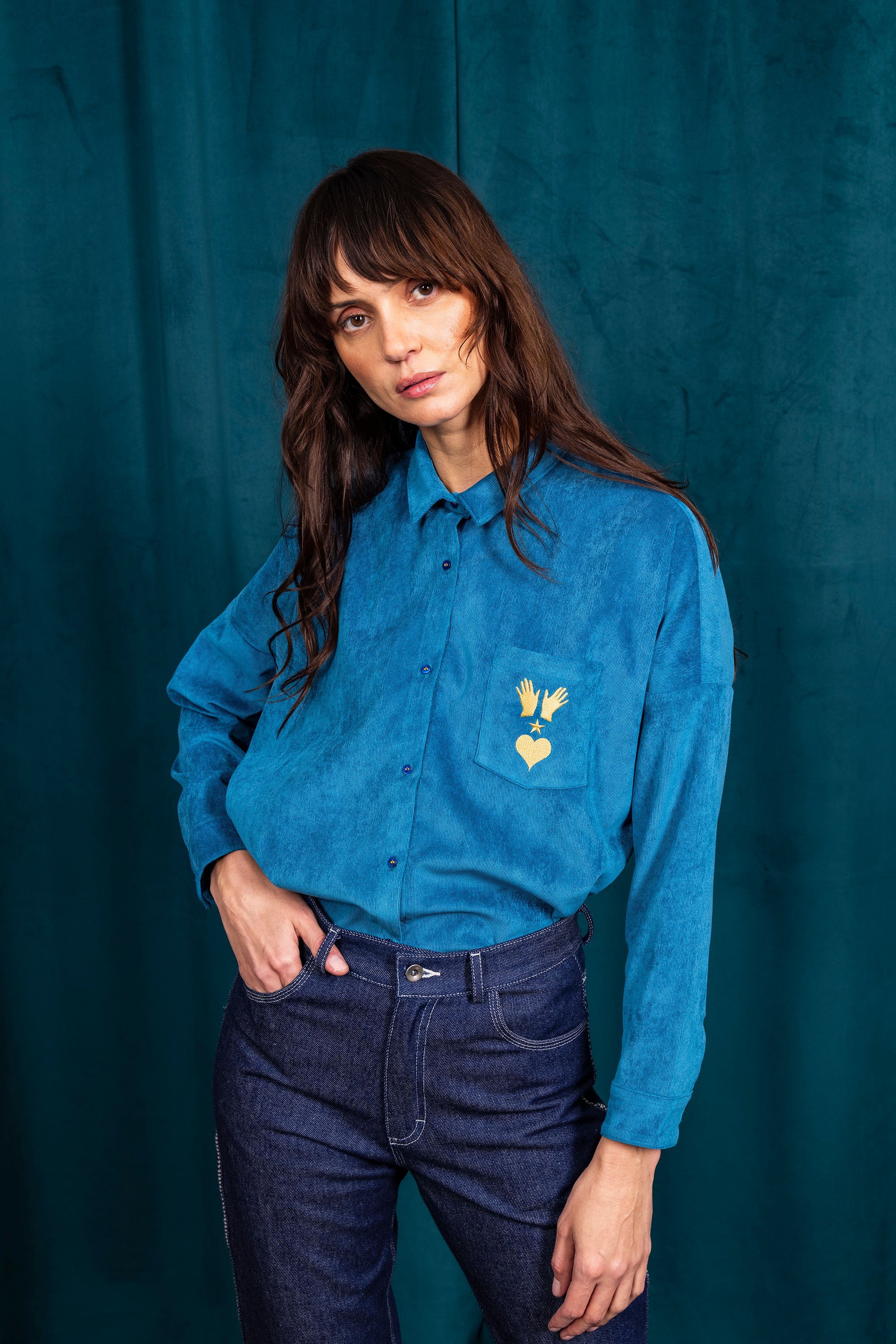 oversized and cropped Mediterranean blue shirt in milleraies velvet