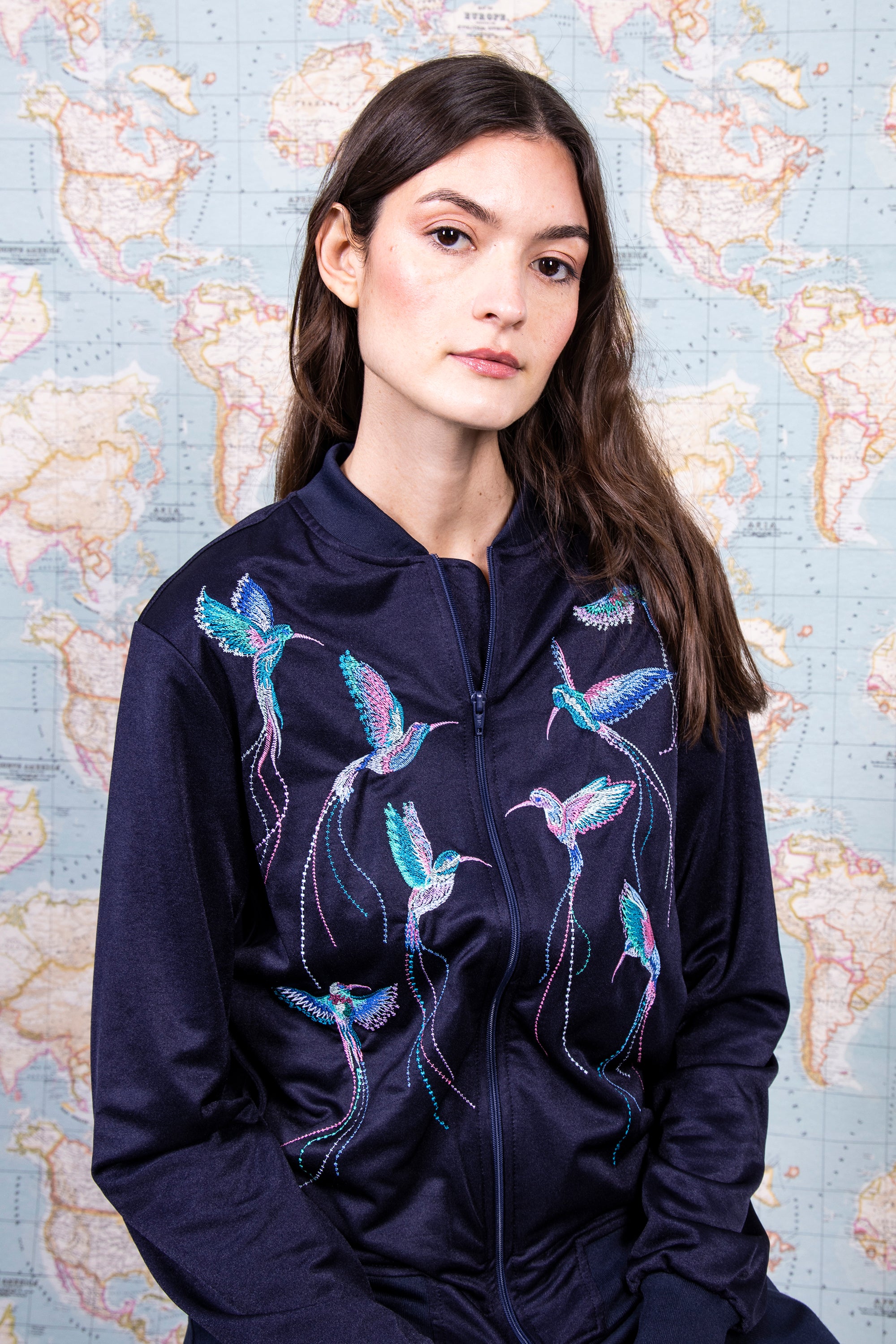 veste satinée femme colibri broderie artisanale vêtements durables mode éthique pérou bleu cintrée élégante