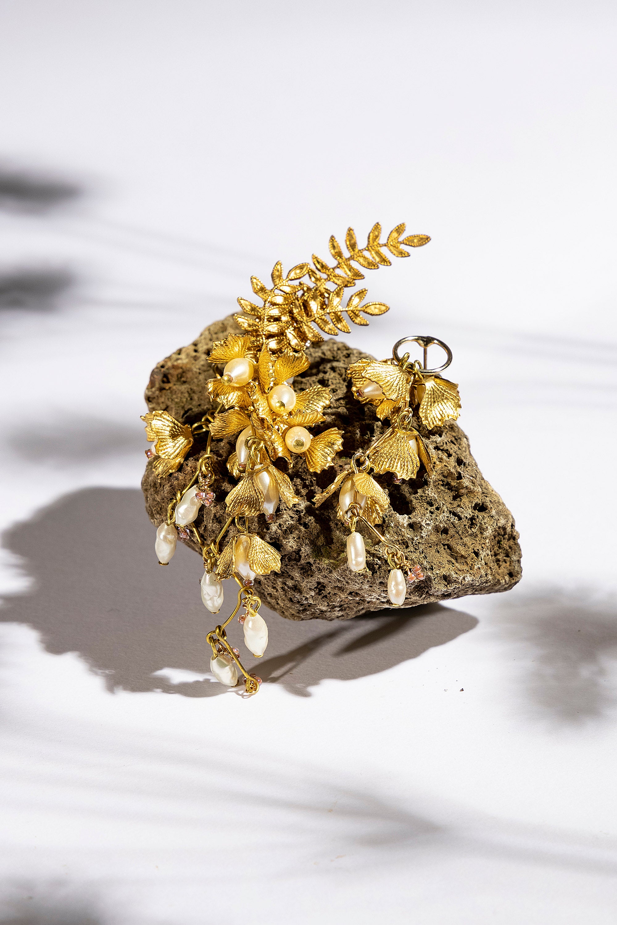 Boucles et Clips d'Oreilles Fuji Créatrice Japonaise Monshiro Bijoux Or Misericordia