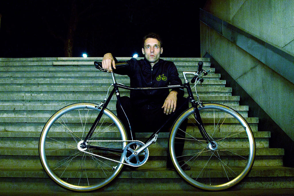 Collaboration Abici Cycle x Misericordia  cycliste assis dans les marches ambiance urbaine parisienne vélo à paris adresses insolites