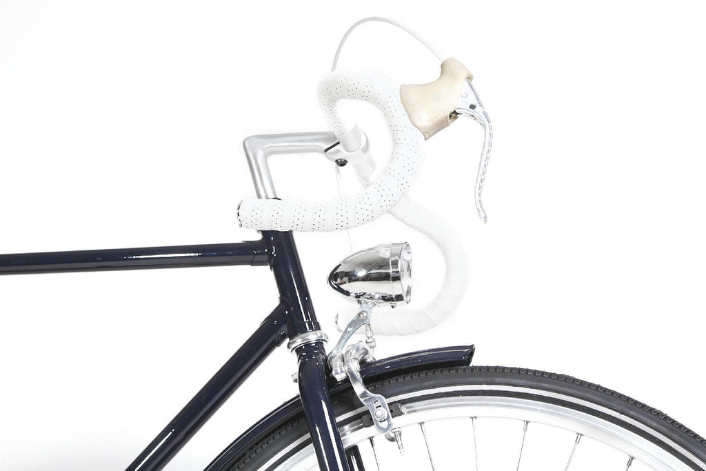 Collaboration Abici Cycle x Misericordia détail vélo de qualité supérieure marque italienne cadre en métal marine et guidon gainé en cuir blanc collaboration mode et sport à paris