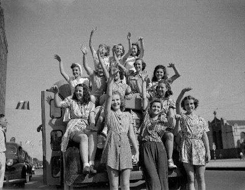 Foto de un grupo vintage de mujeres vistiendo mamelucos.