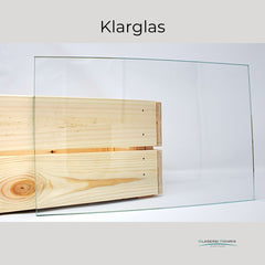 Klarglas mit Holzbox im Hintergrund