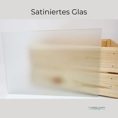Satiniertes / milchiges Glas mit Holzbox im Hintergrund
