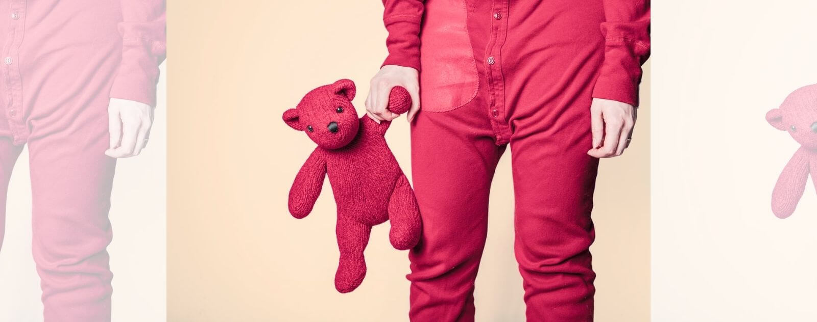 Adulte en Pyjama Rouge avec un Doudou